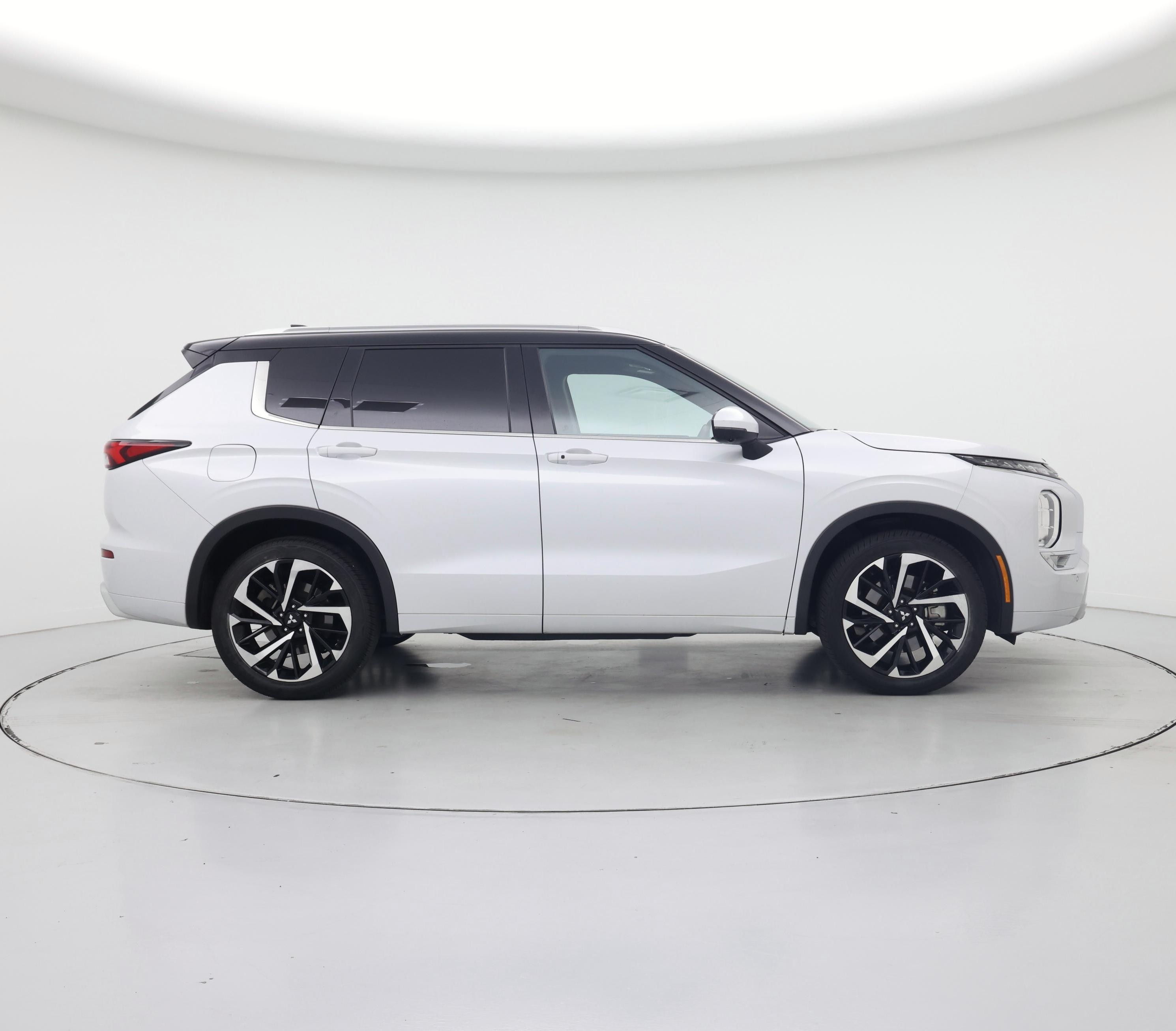 Thumbnail: 2023 Mitsubishi Outlander - 7