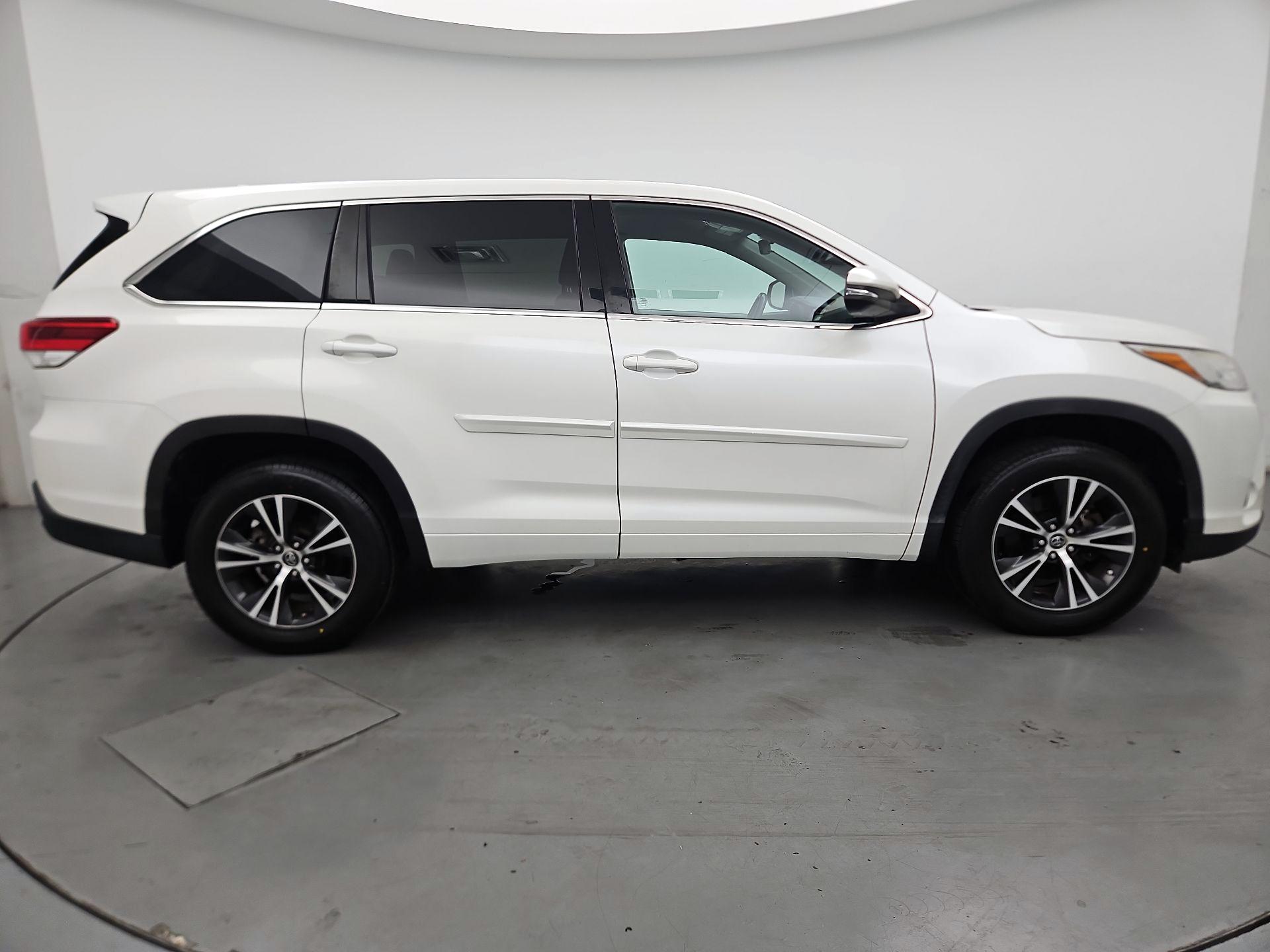 Thumbnail: 2017 Toyota Highlander - 4