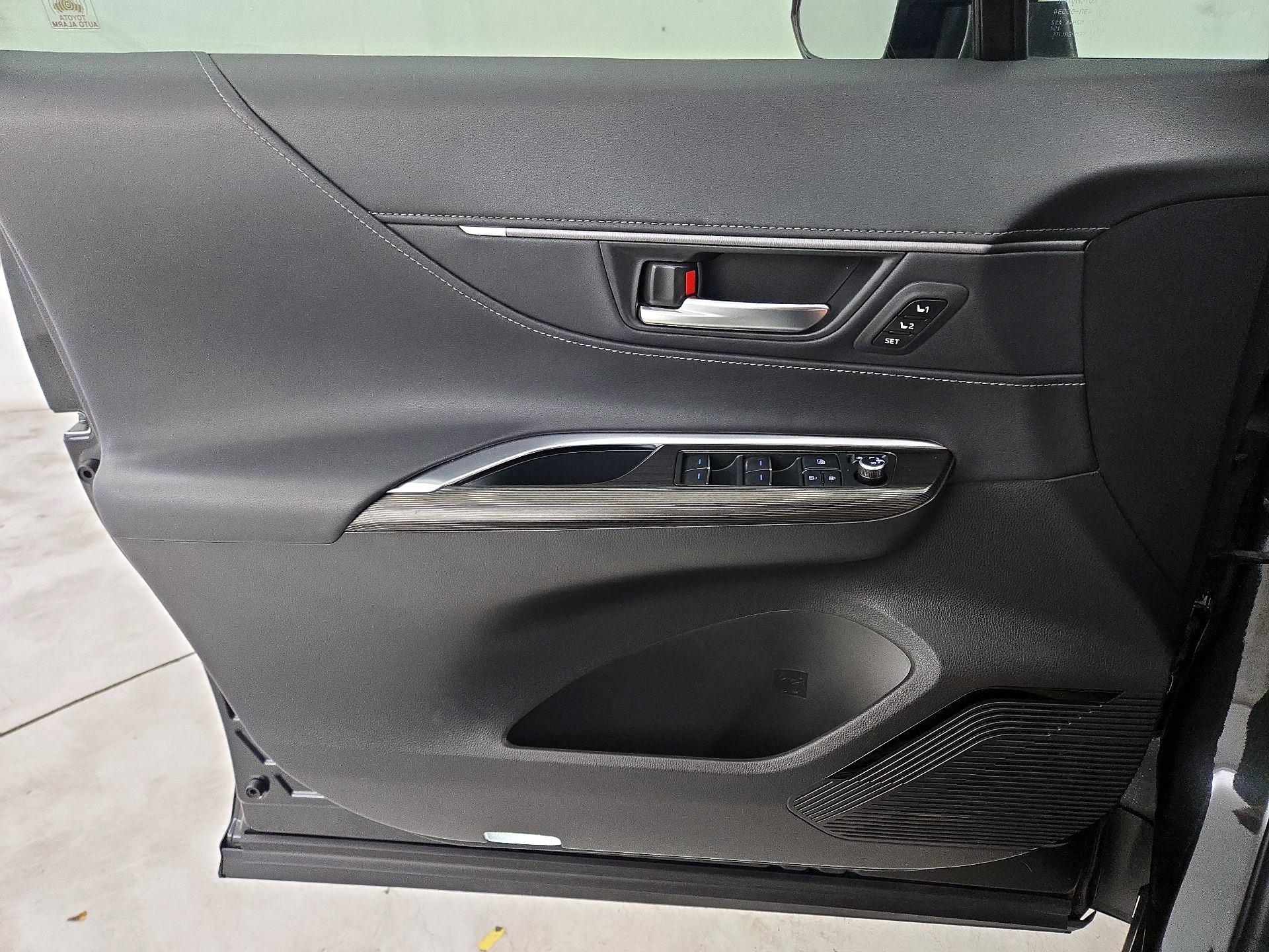 Thumbnail: 2021 Toyota Venza - 12