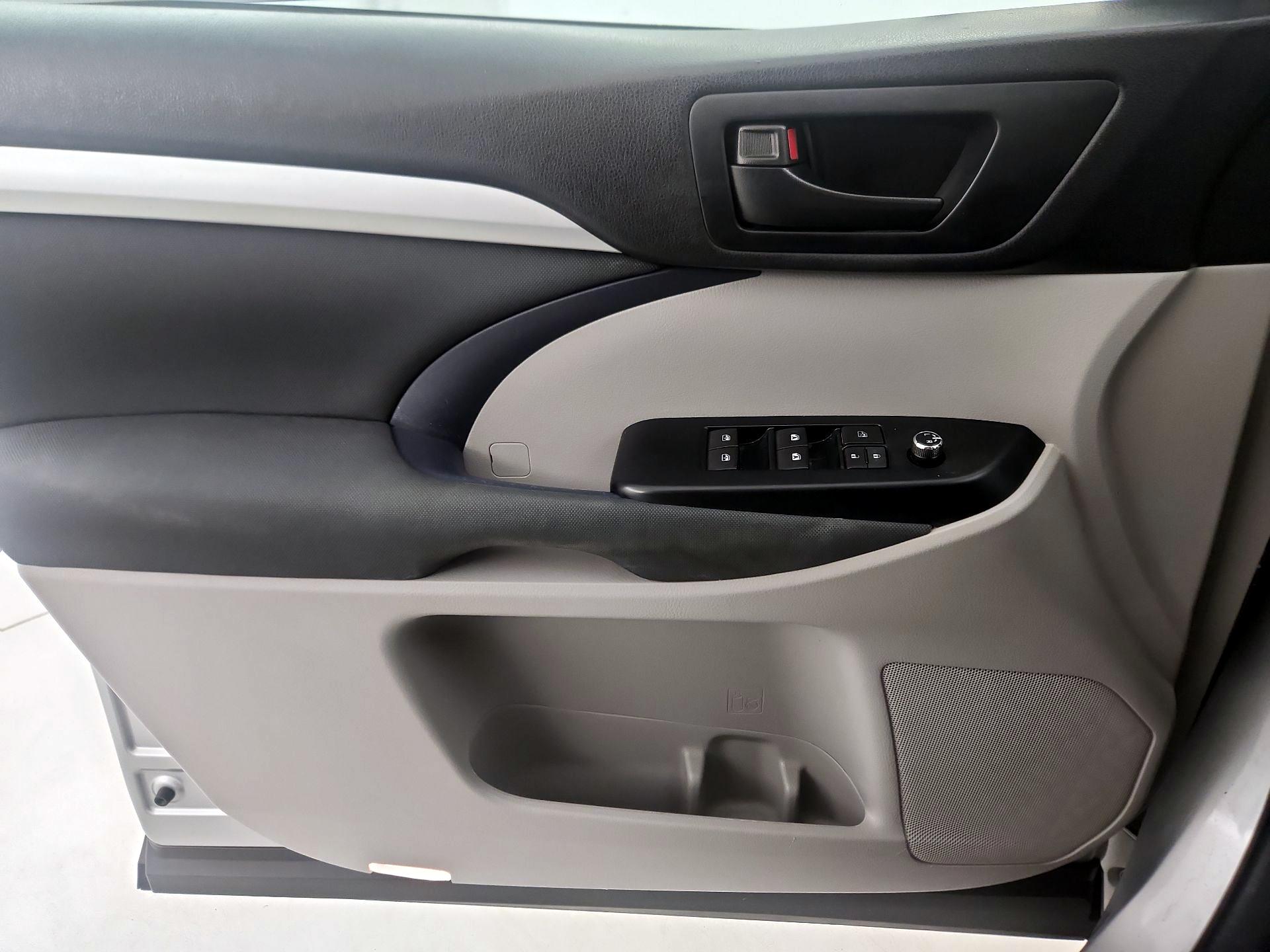 Thumbnail: 2016 Toyota Highlander - 12