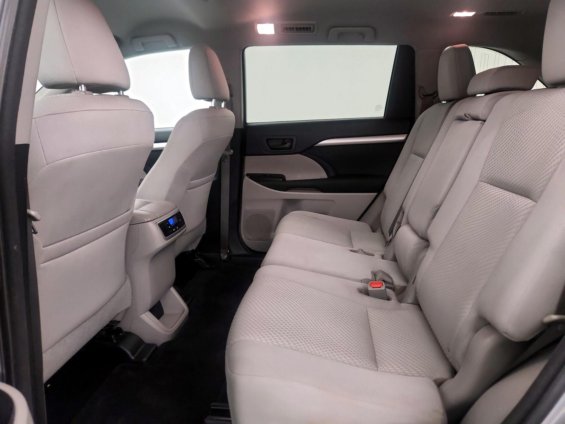 Thumbnail: 2016 Toyota Highlander - 18