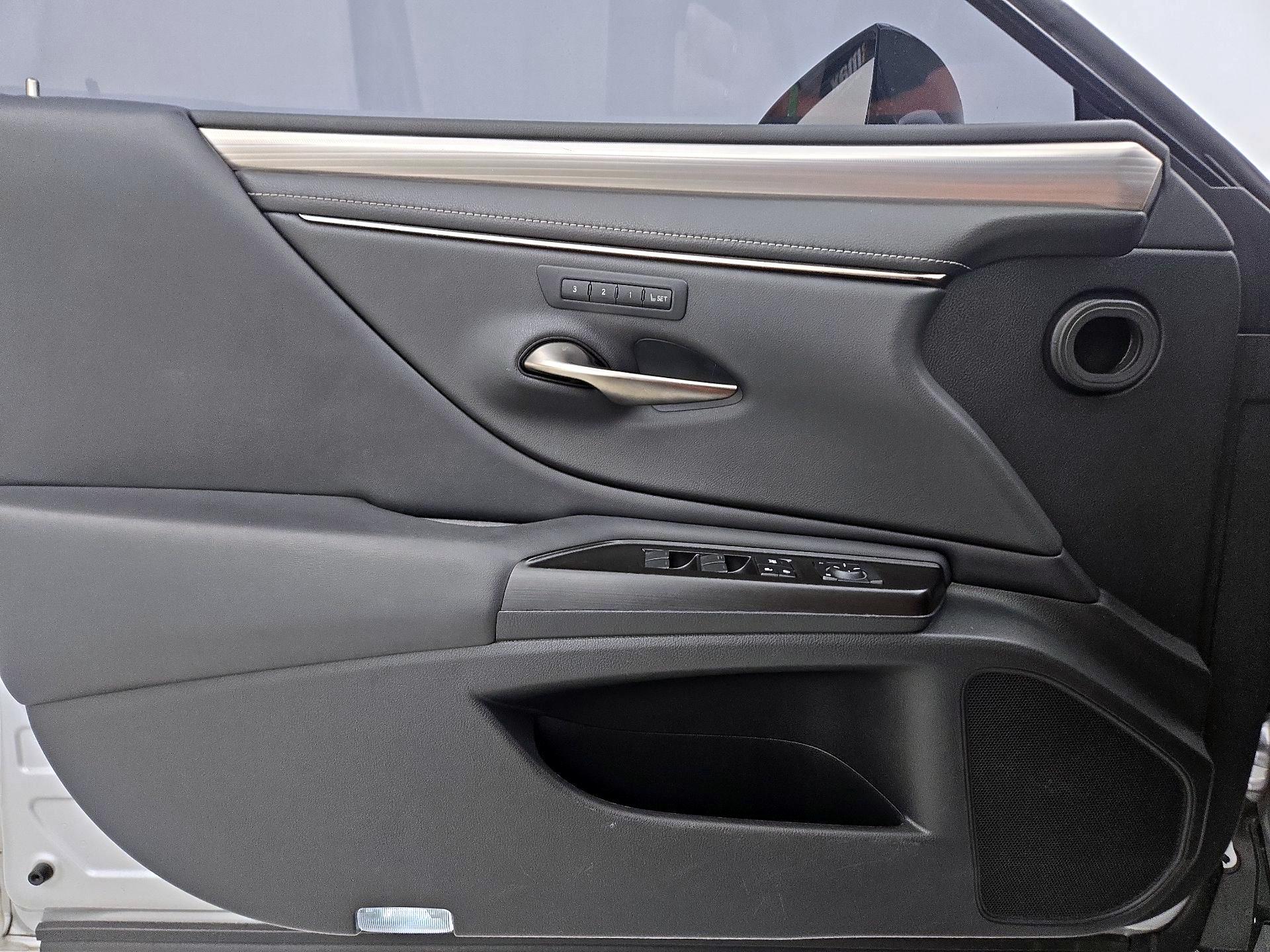 Thumbnail: 2019 Lexus ES - 12