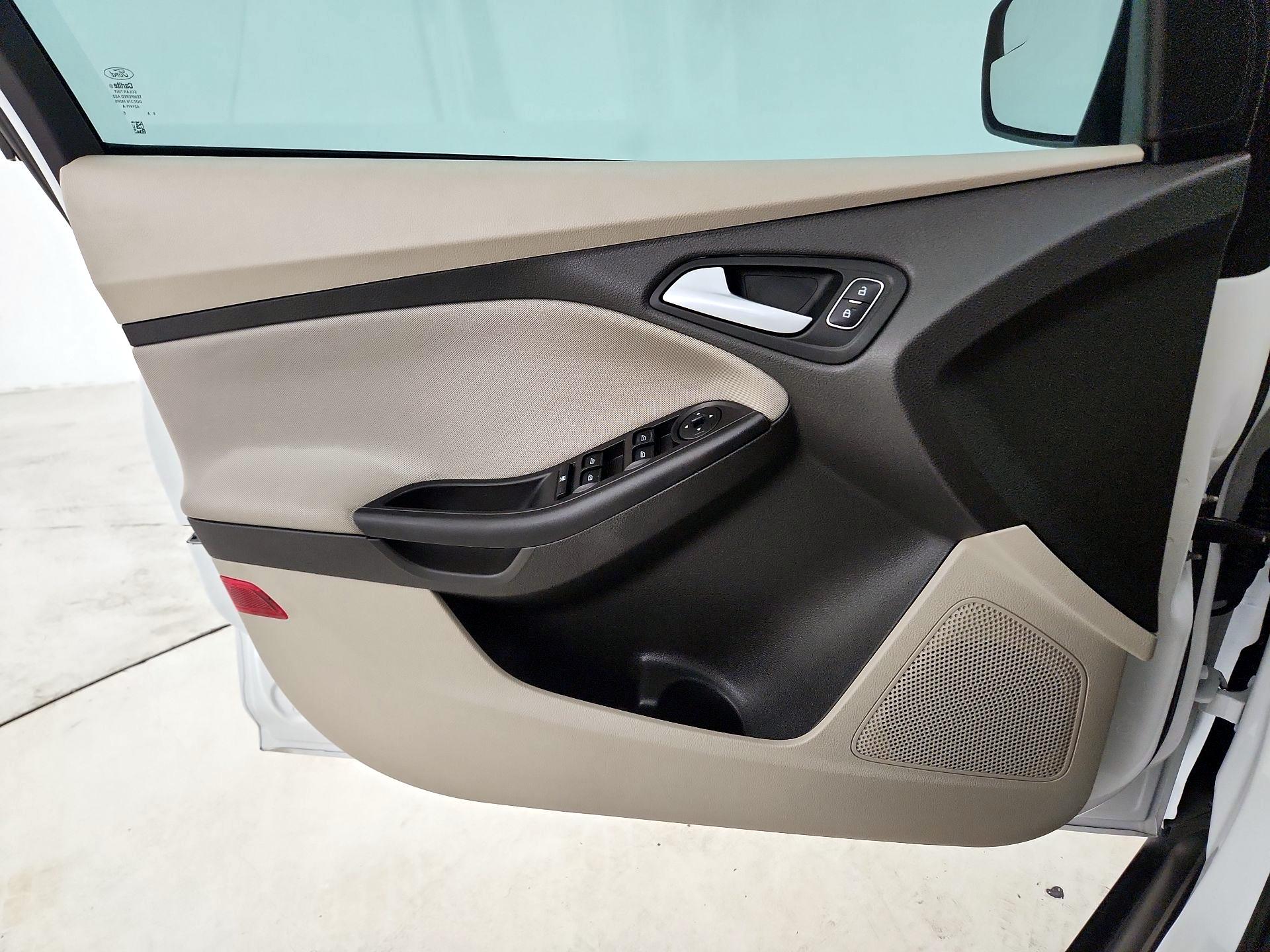 Thumbnail: 2016 Ford Focus - 12
