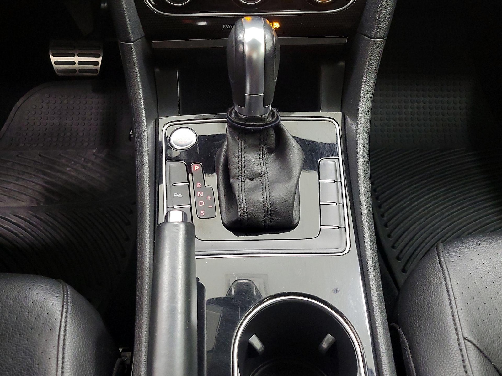 2019 Volkswagen Passat SE R-Line - Photo 18