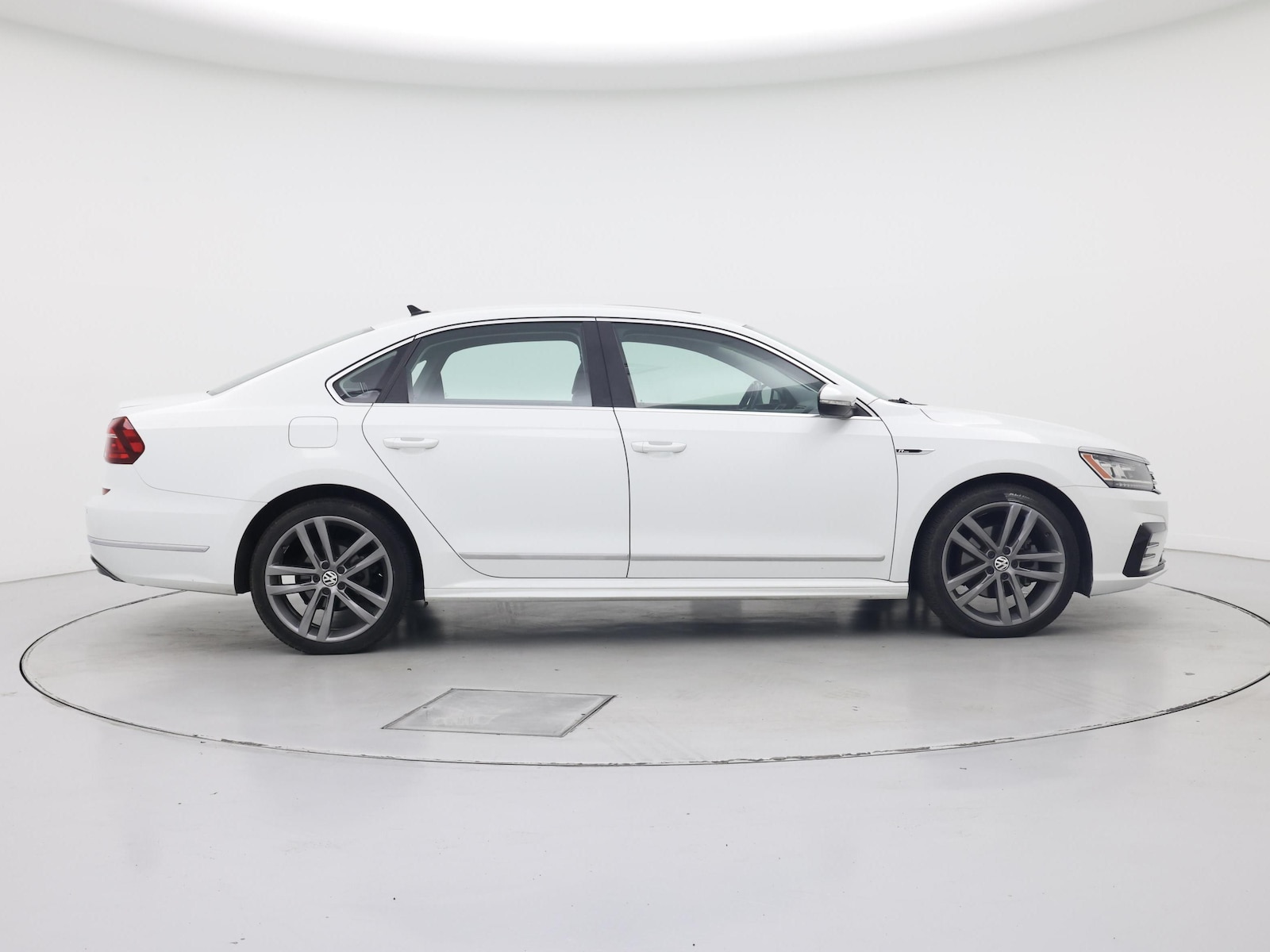 2019 Volkswagen Passat SE R-Line - Photo 8