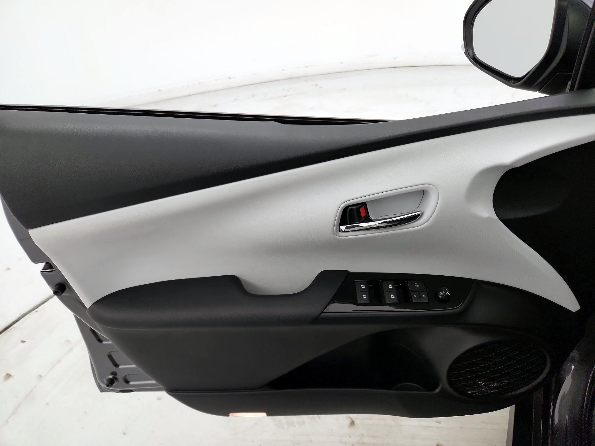 Thumbnail: 2016 Toyota Prius - 12