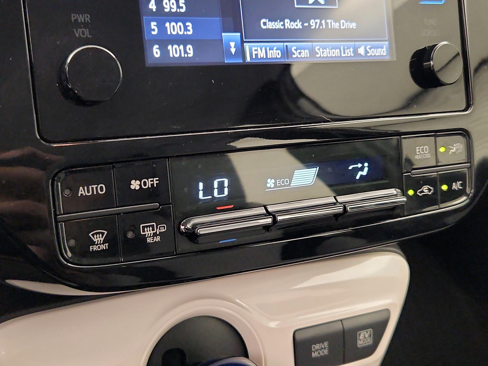 Thumbnail: 2016 Toyota Prius - 16