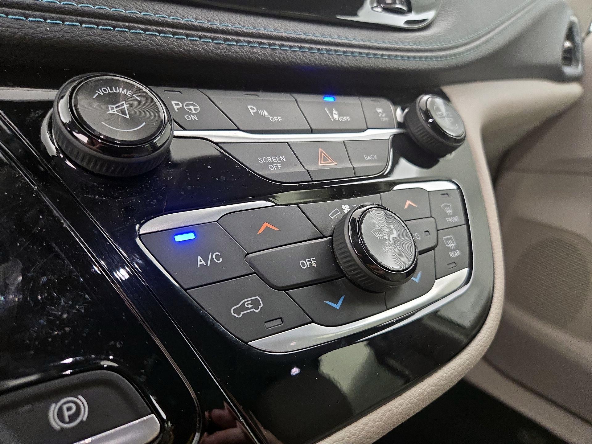 Thumbnail: 2017 Chrysler Pacifica - 17