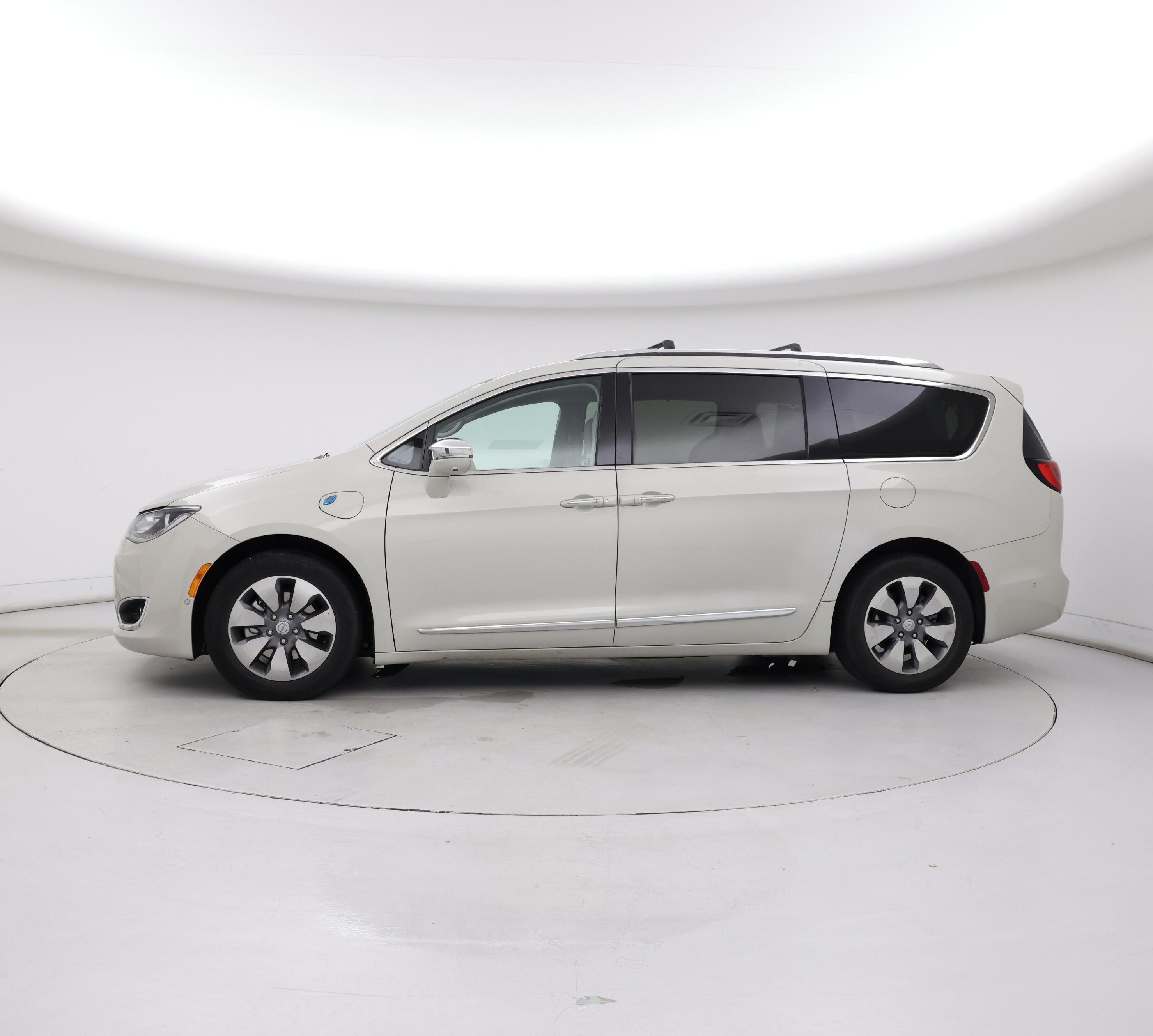 Thumbnail: 2017 Chrysler Pacifica - 3