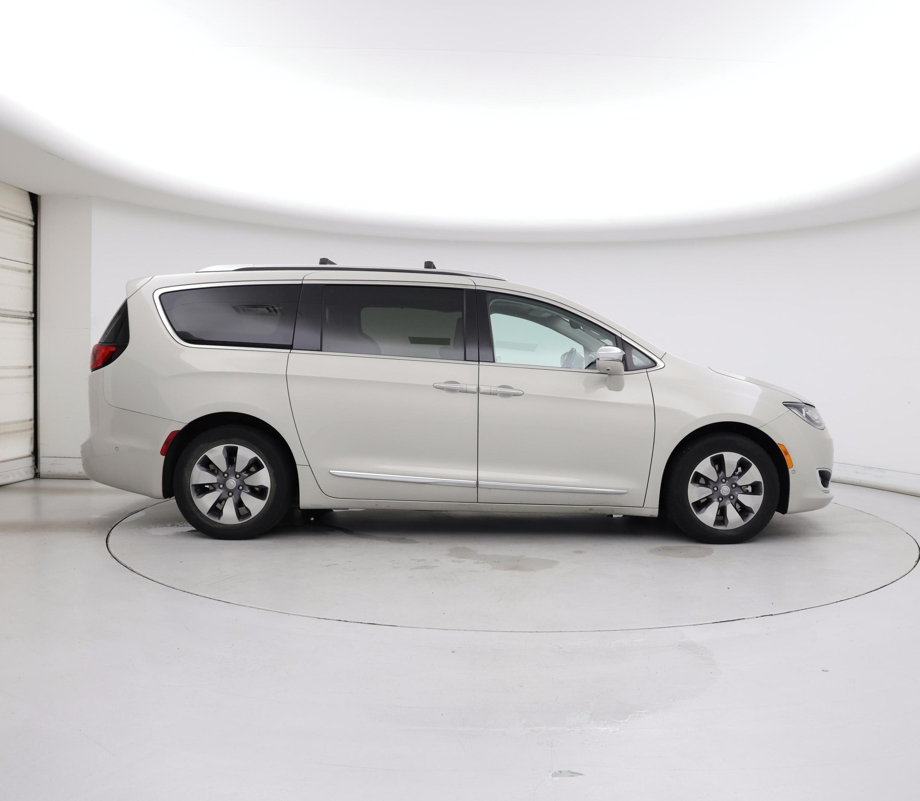Thumbnail: 2017 Chrysler Pacifica - 7
