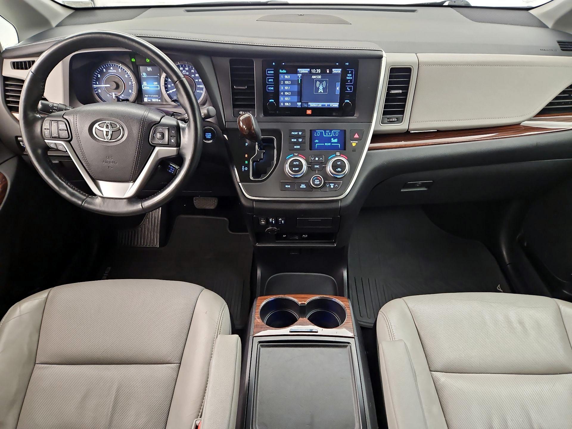 Thumbnail: 2017 Toyota Sienna - 9