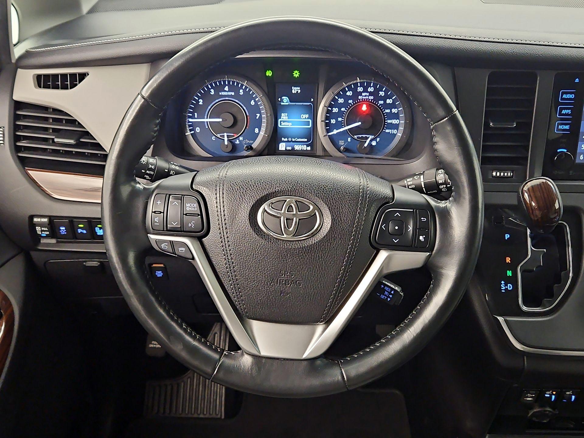 Thumbnail: 2017 Toyota Sienna - 10