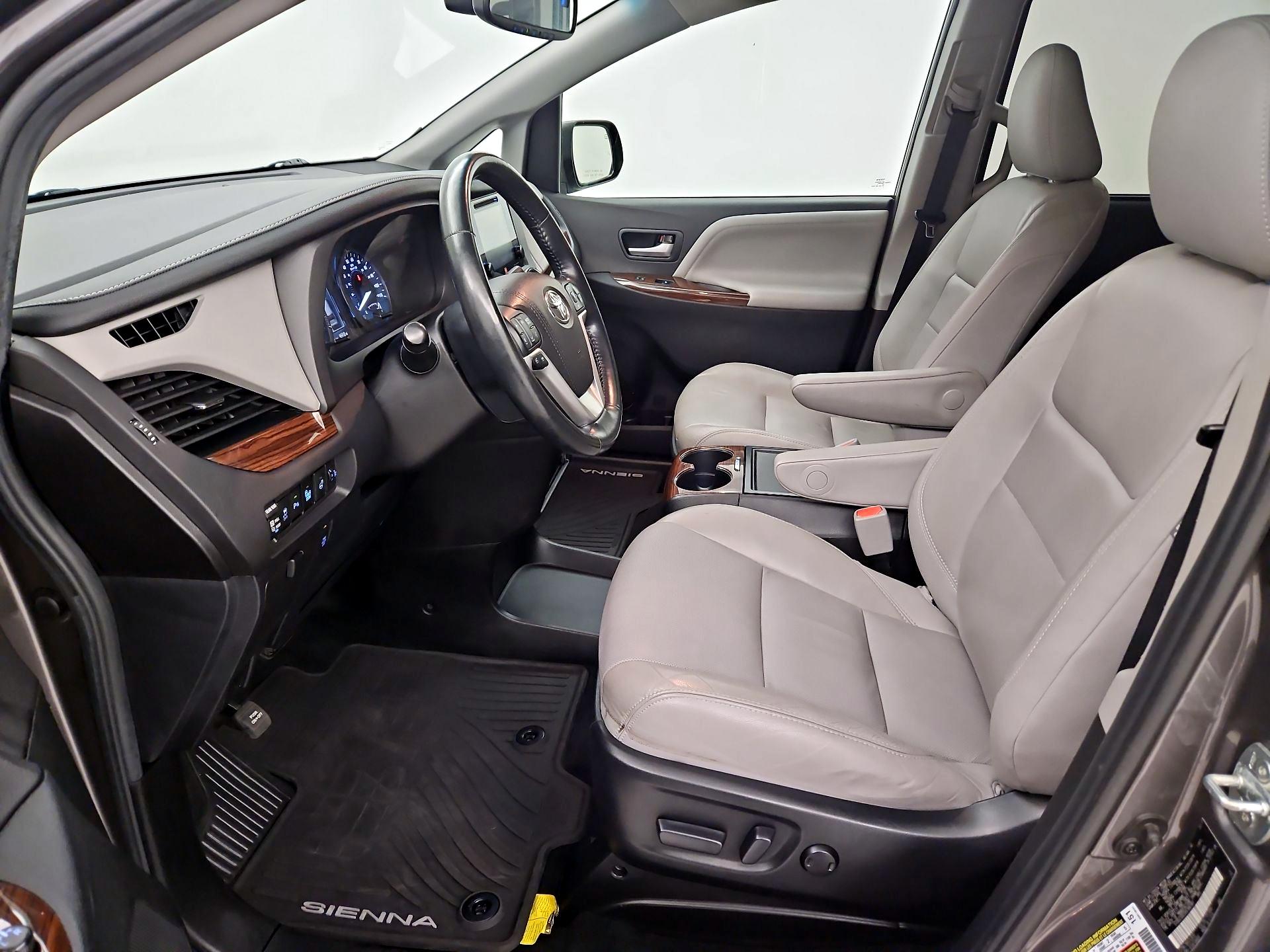 Thumbnail: 2017 Toyota Sienna - 11