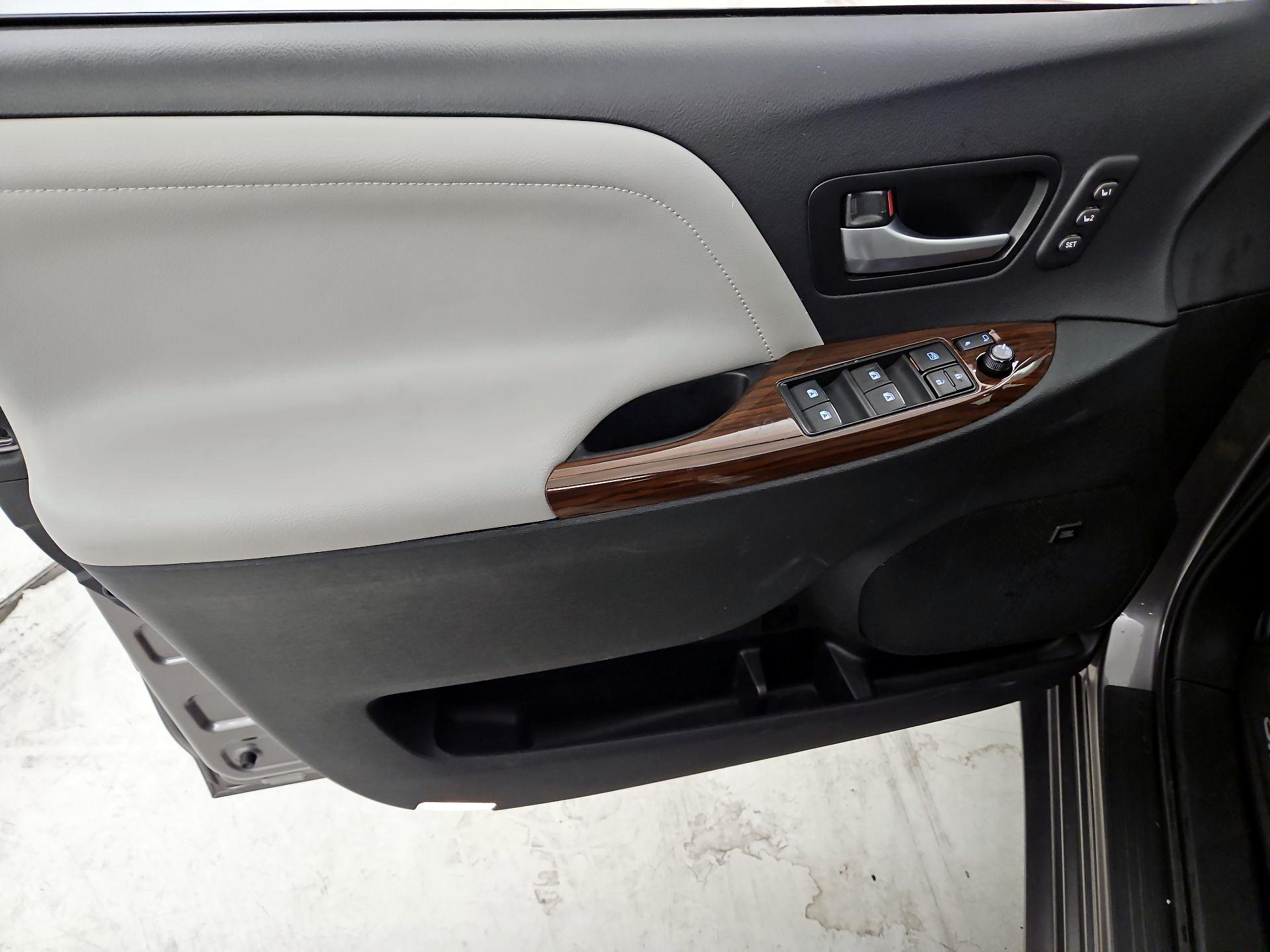 Thumbnail: 2017 Toyota Sienna - 12