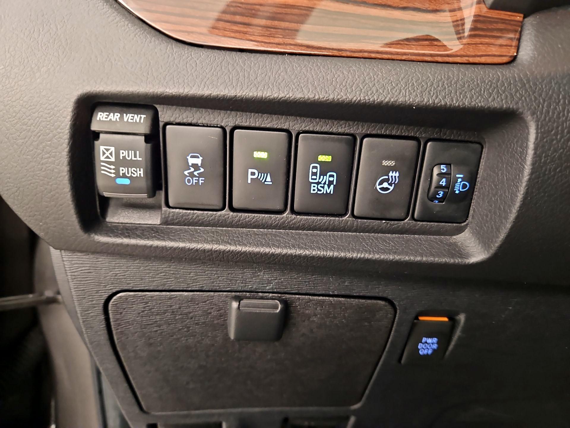 Thumbnail: 2017 Toyota Sienna - 13
