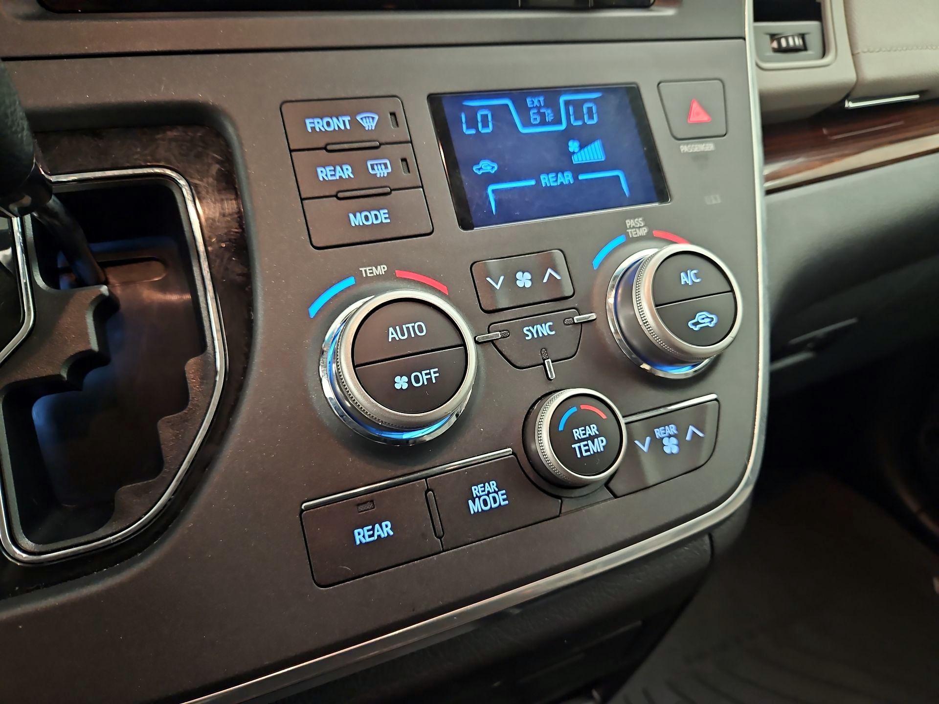 Thumbnail: 2017 Toyota Sienna - 16
