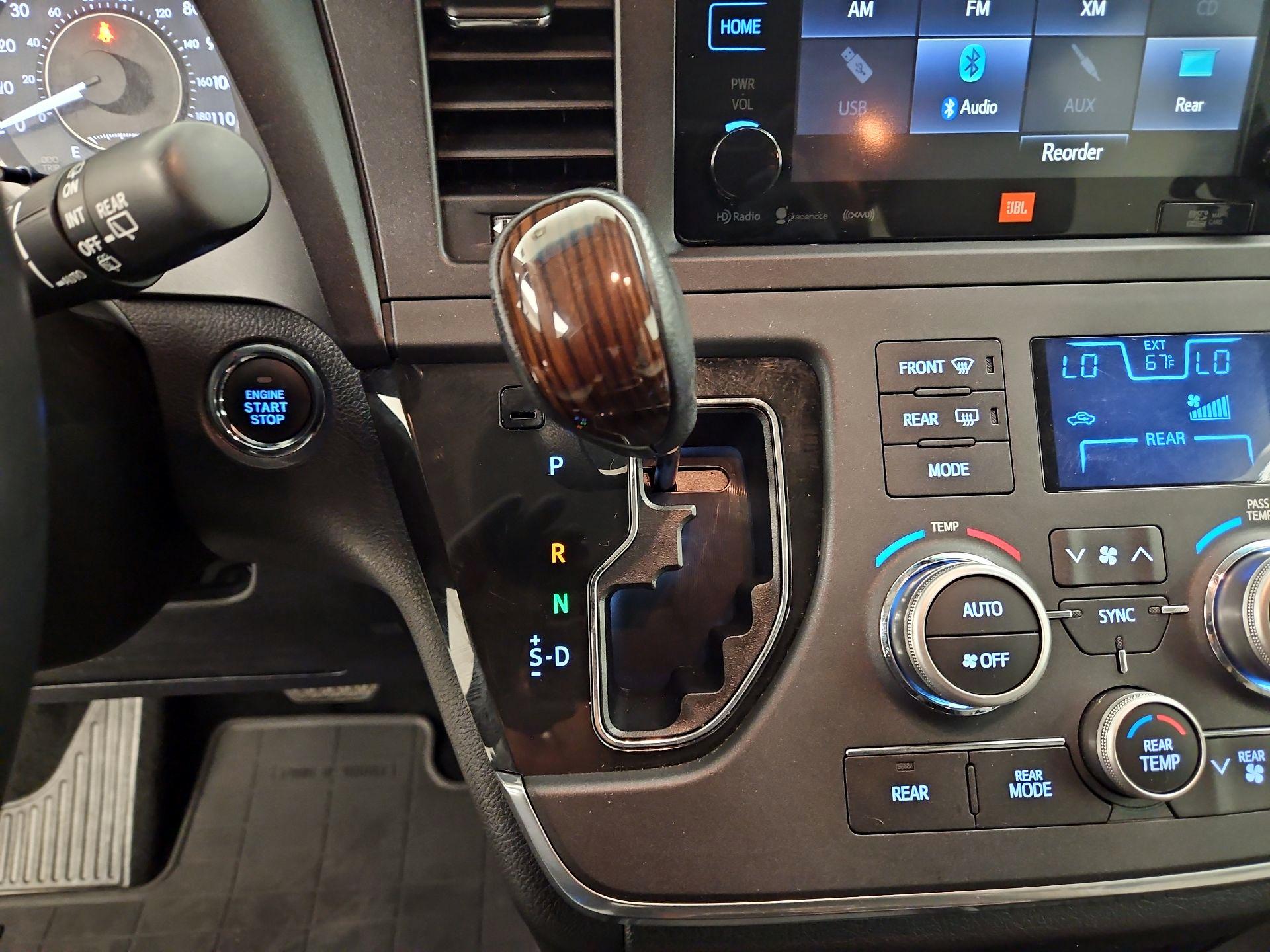 Thumbnail: 2017 Toyota Sienna - 17