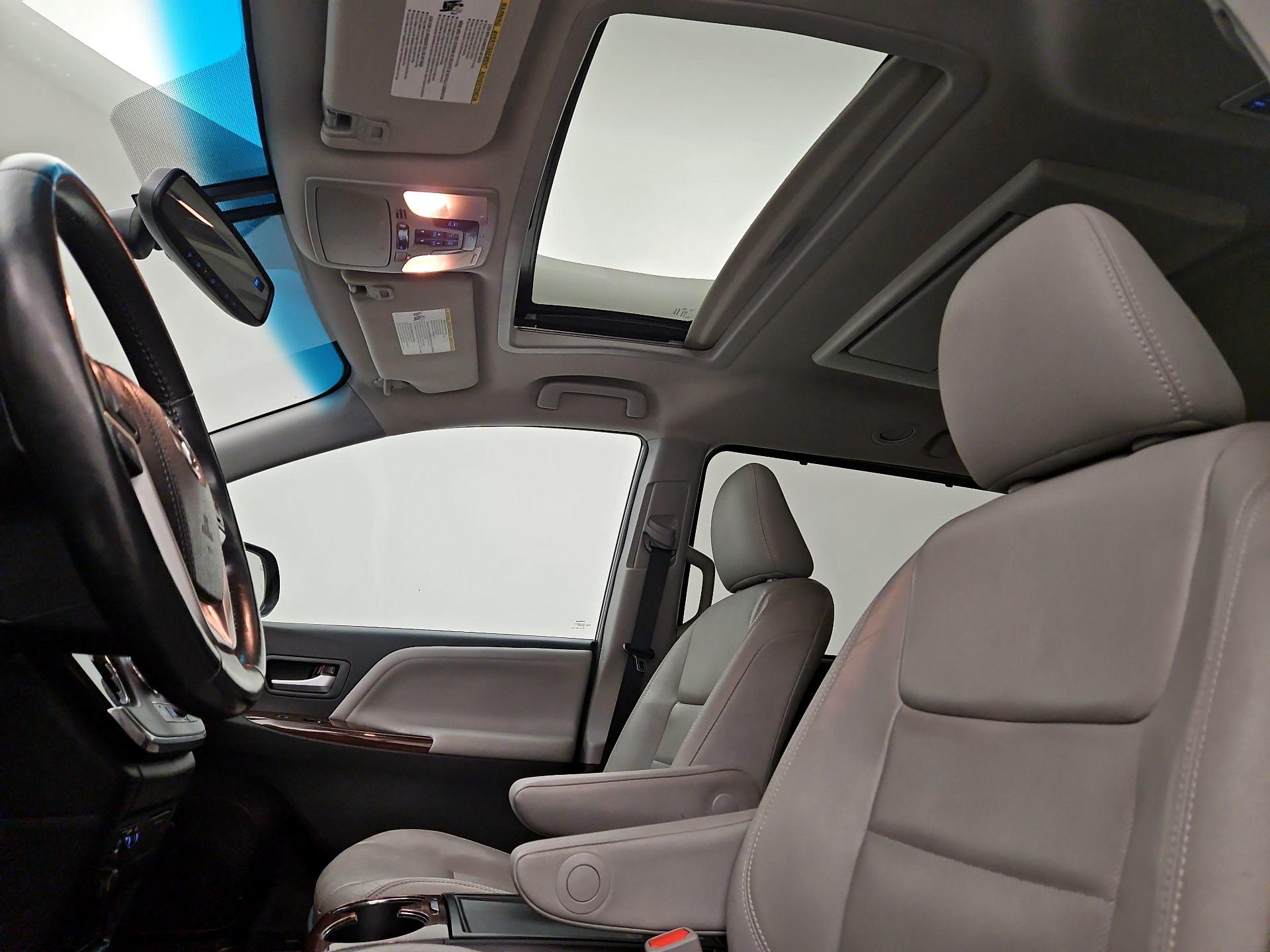 Thumbnail: 2017 Toyota Sienna - 19