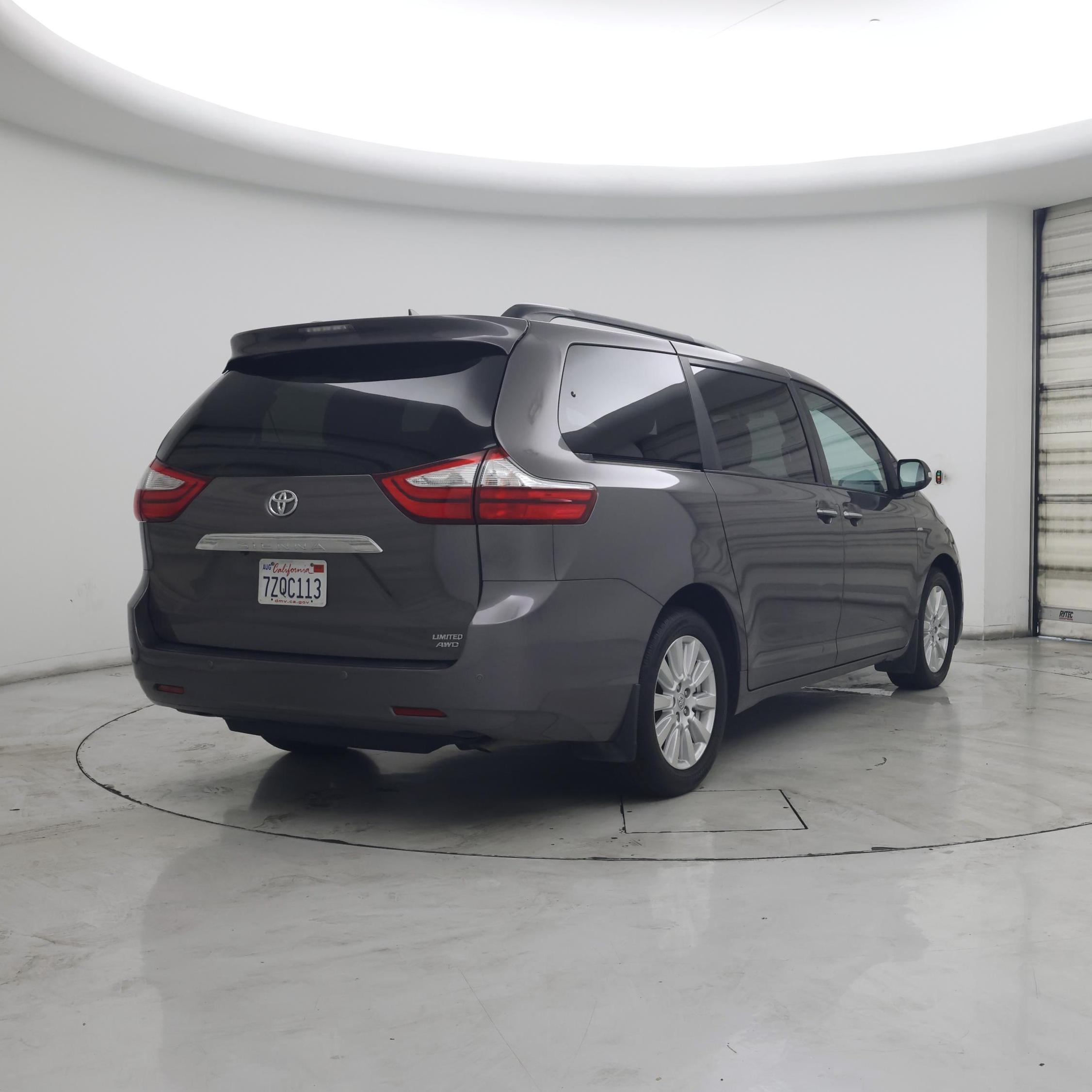 Thumbnail: 2017 Toyota Sienna - 8