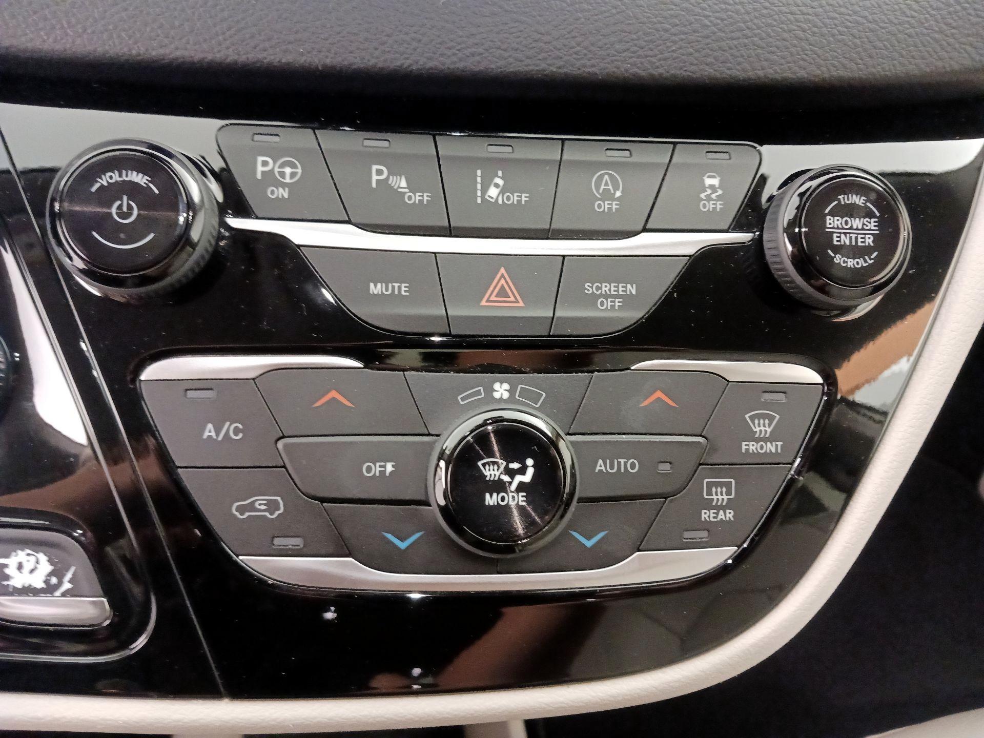 Thumbnail: 2020 Chrysler Pacifica - 17