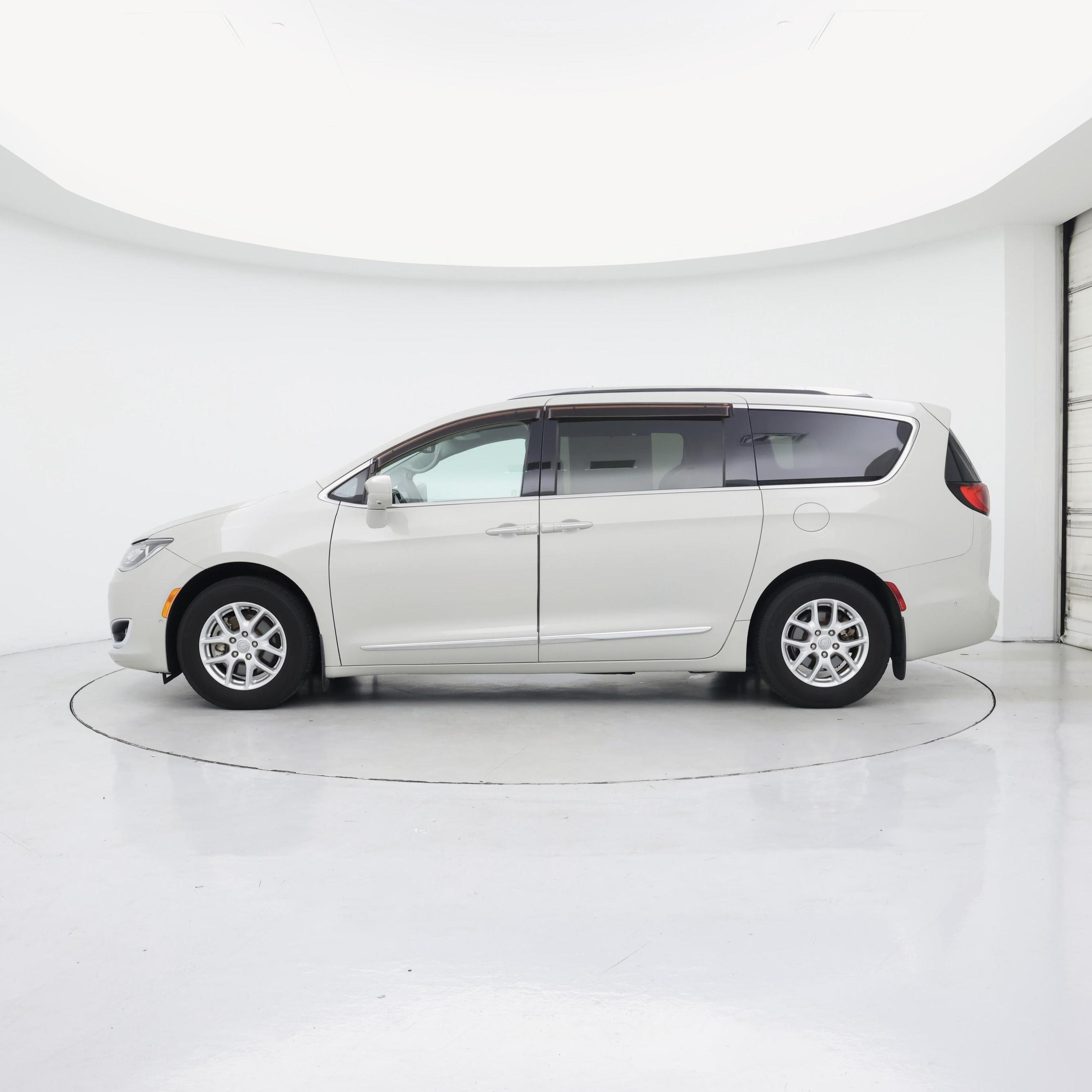 Thumbnail: 2020 Chrysler Pacifica - 3