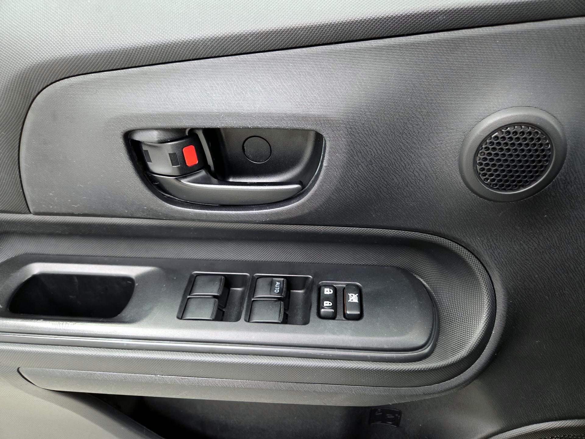 Thumbnail: 2015 Toyota Prius c - 12