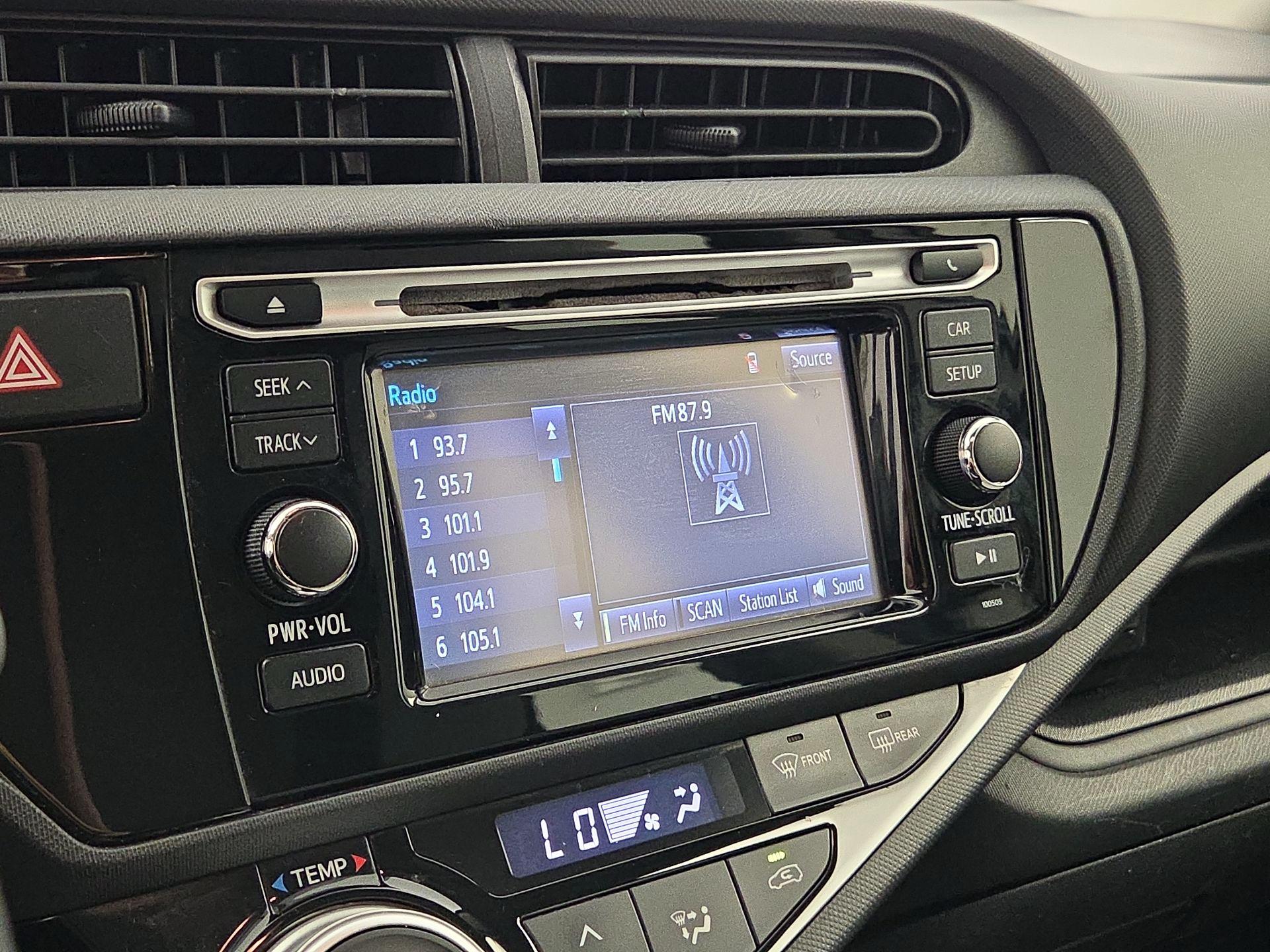 Thumbnail: 2015 Toyota Prius c - 14