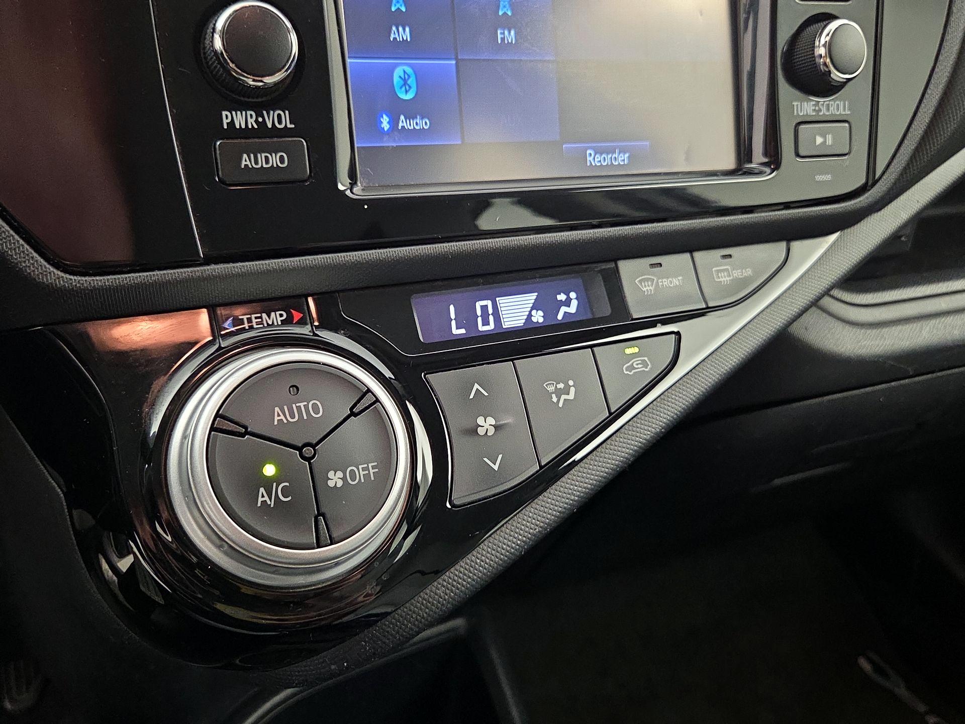 Thumbnail: 2015 Toyota Prius c - 15