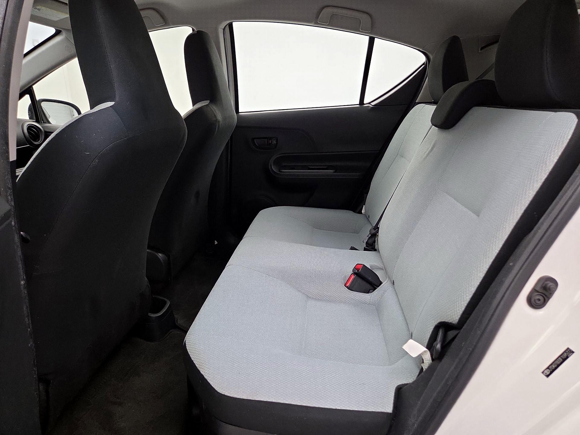 Thumbnail: 2015 Toyota Prius c - 18