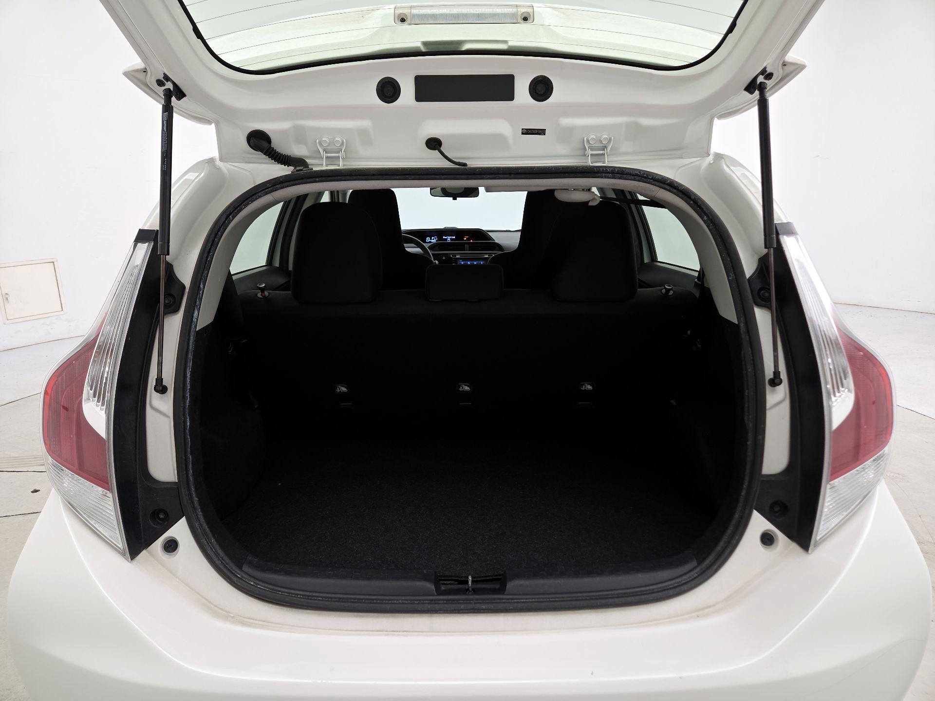 Thumbnail: 2015 Toyota Prius c - 19