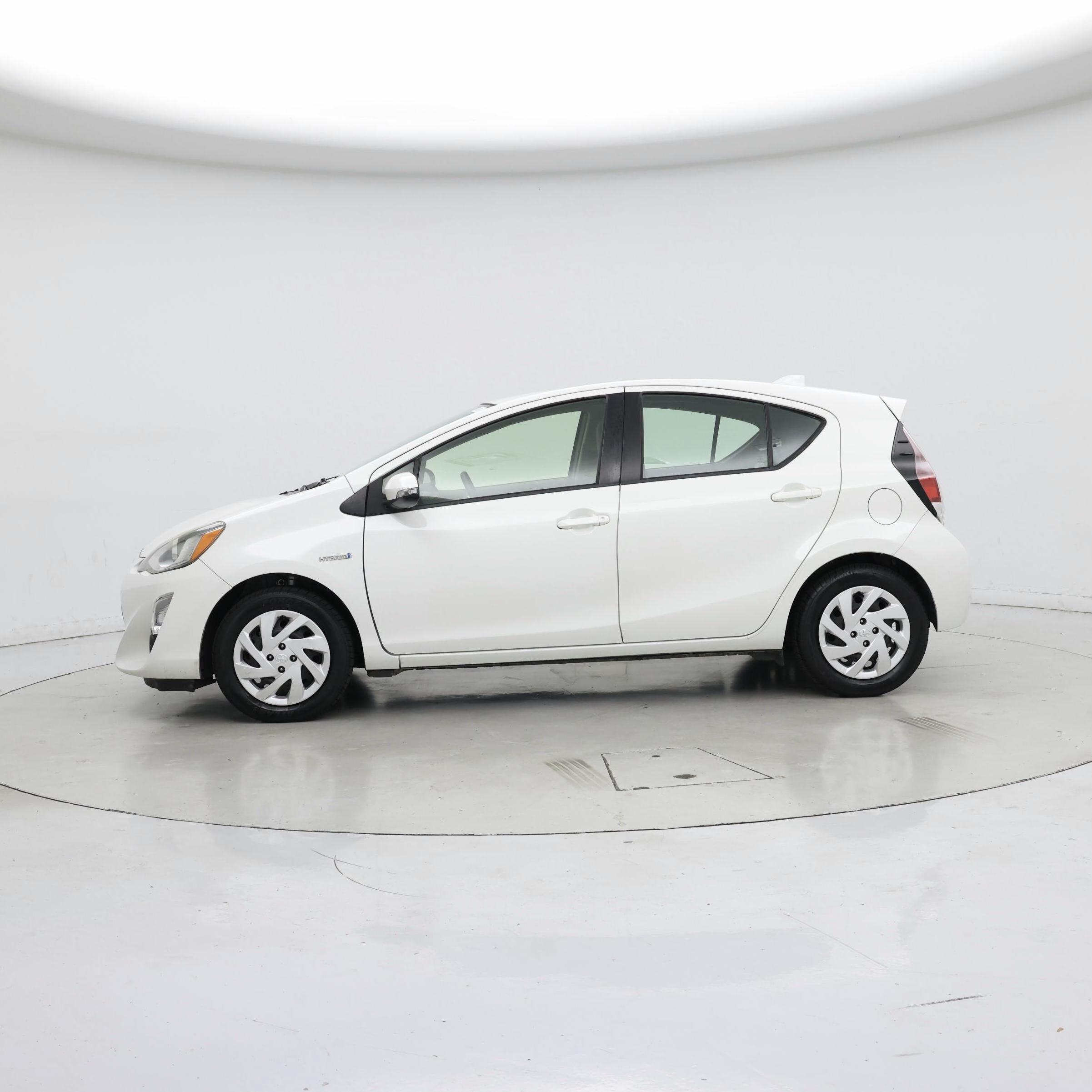 Thumbnail: 2015 Toyota Prius c - 3