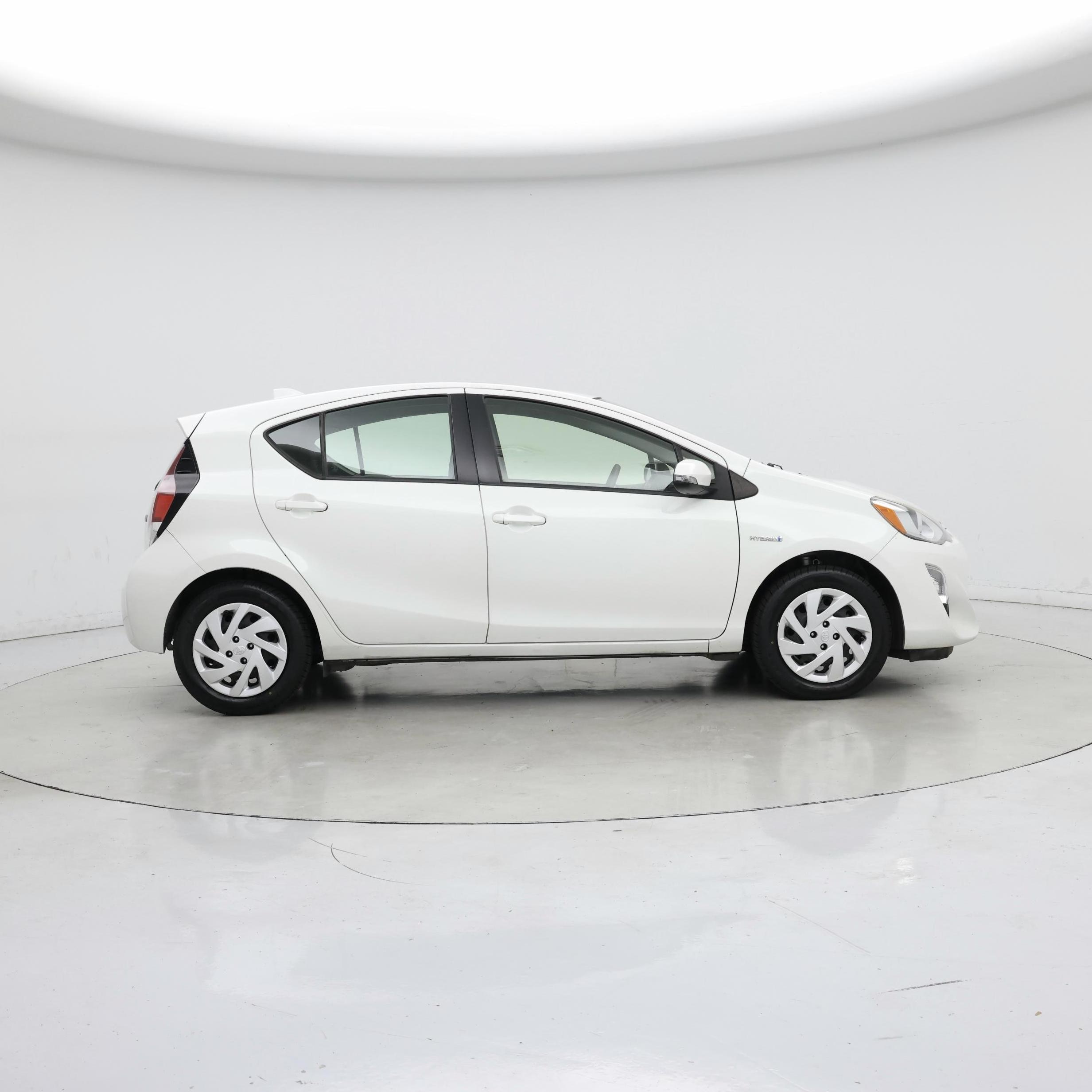 Thumbnail: 2015 Toyota Prius c - 7