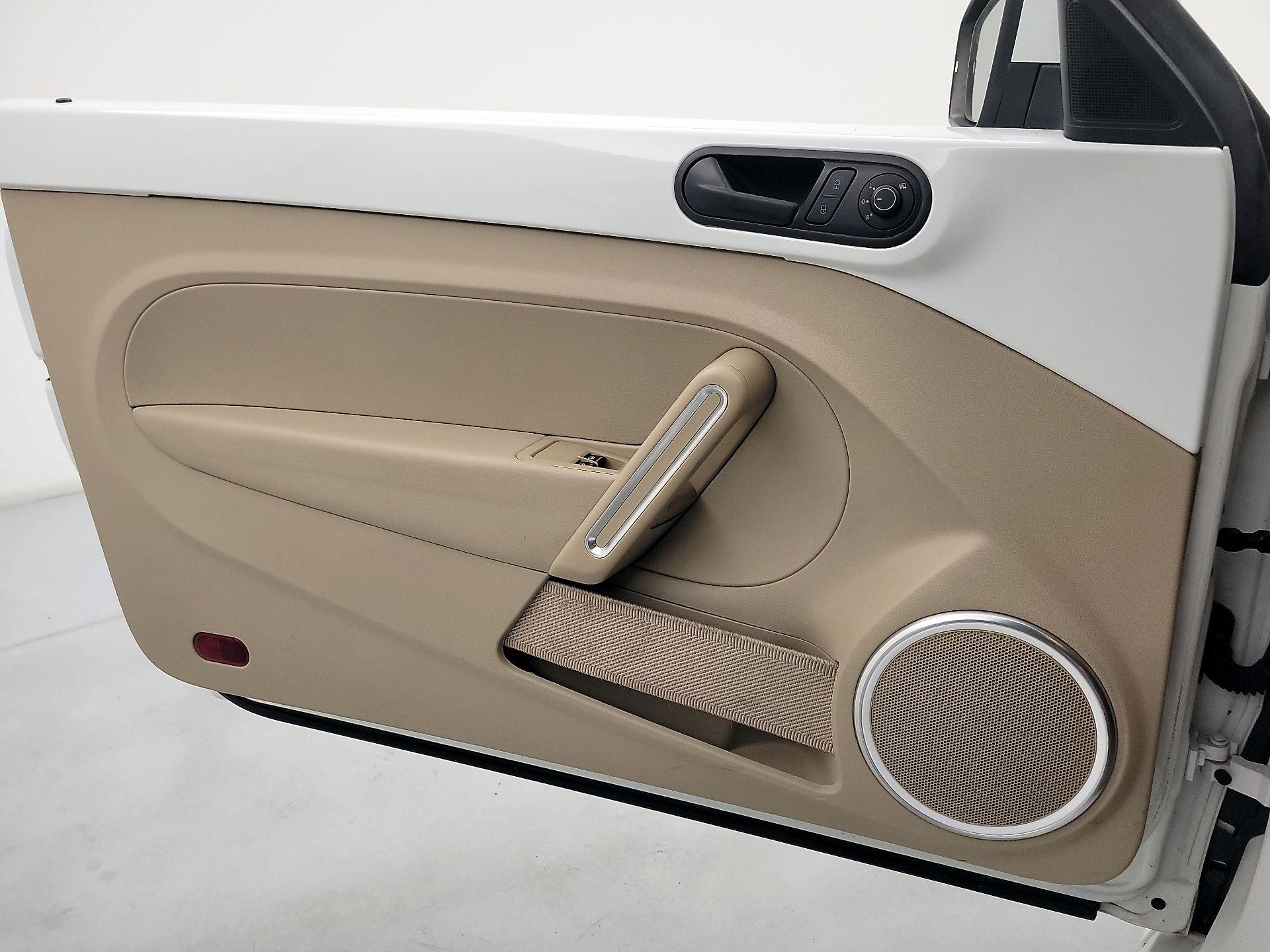 Thumbnail: 2015 Volkswagen Beetle - 12