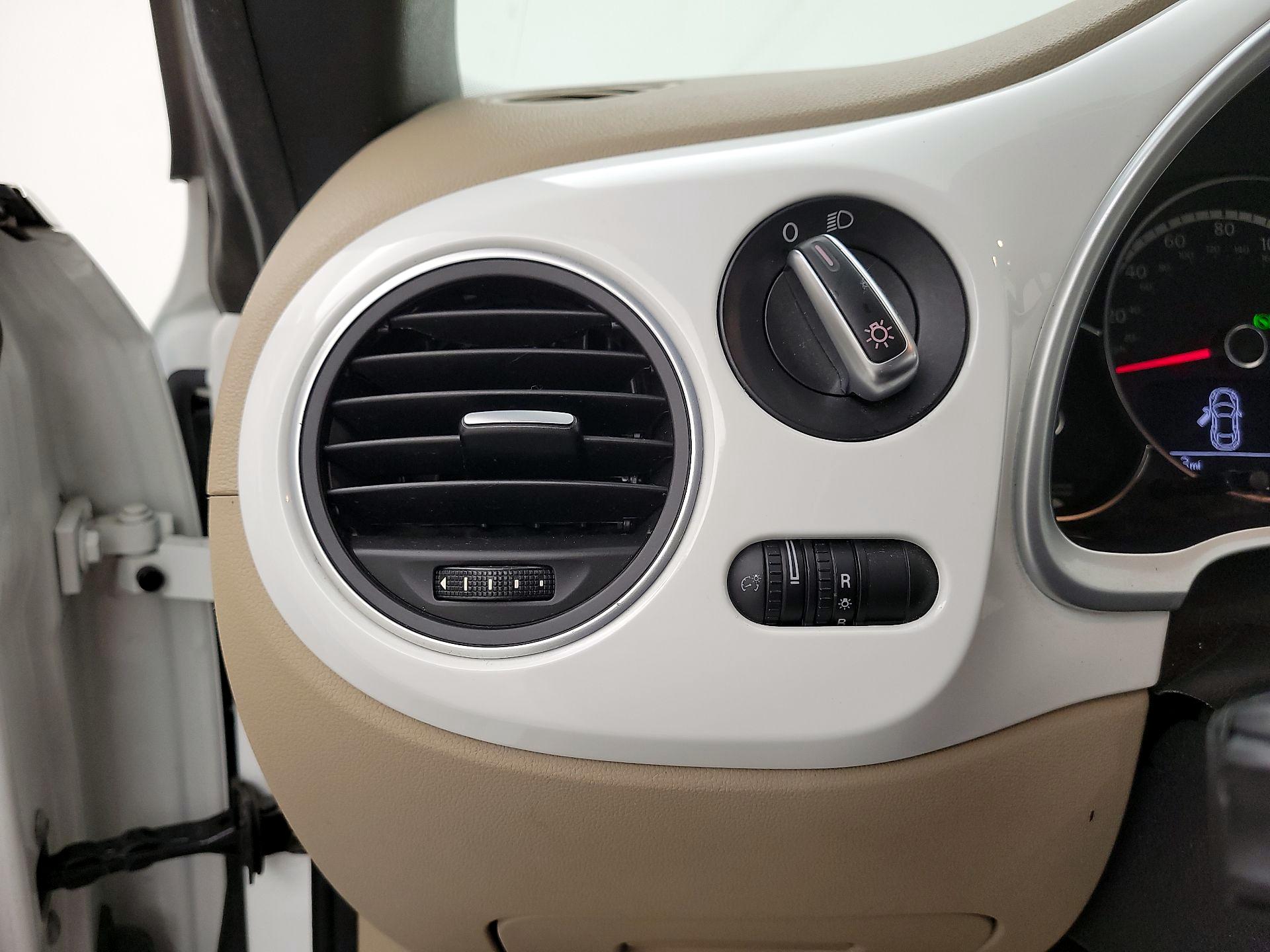 Thumbnail: 2015 Volkswagen Beetle - 13