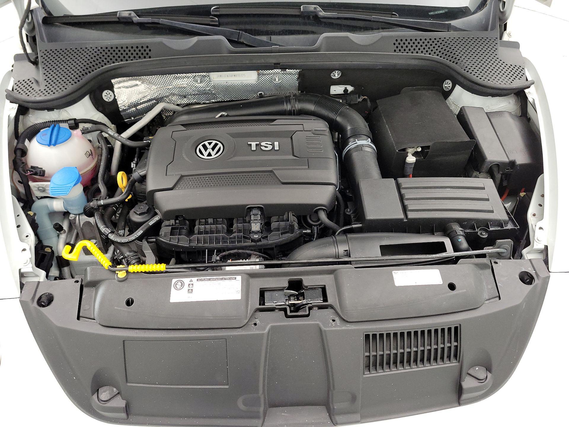 Thumbnail: 2015 Volkswagen Beetle - 20