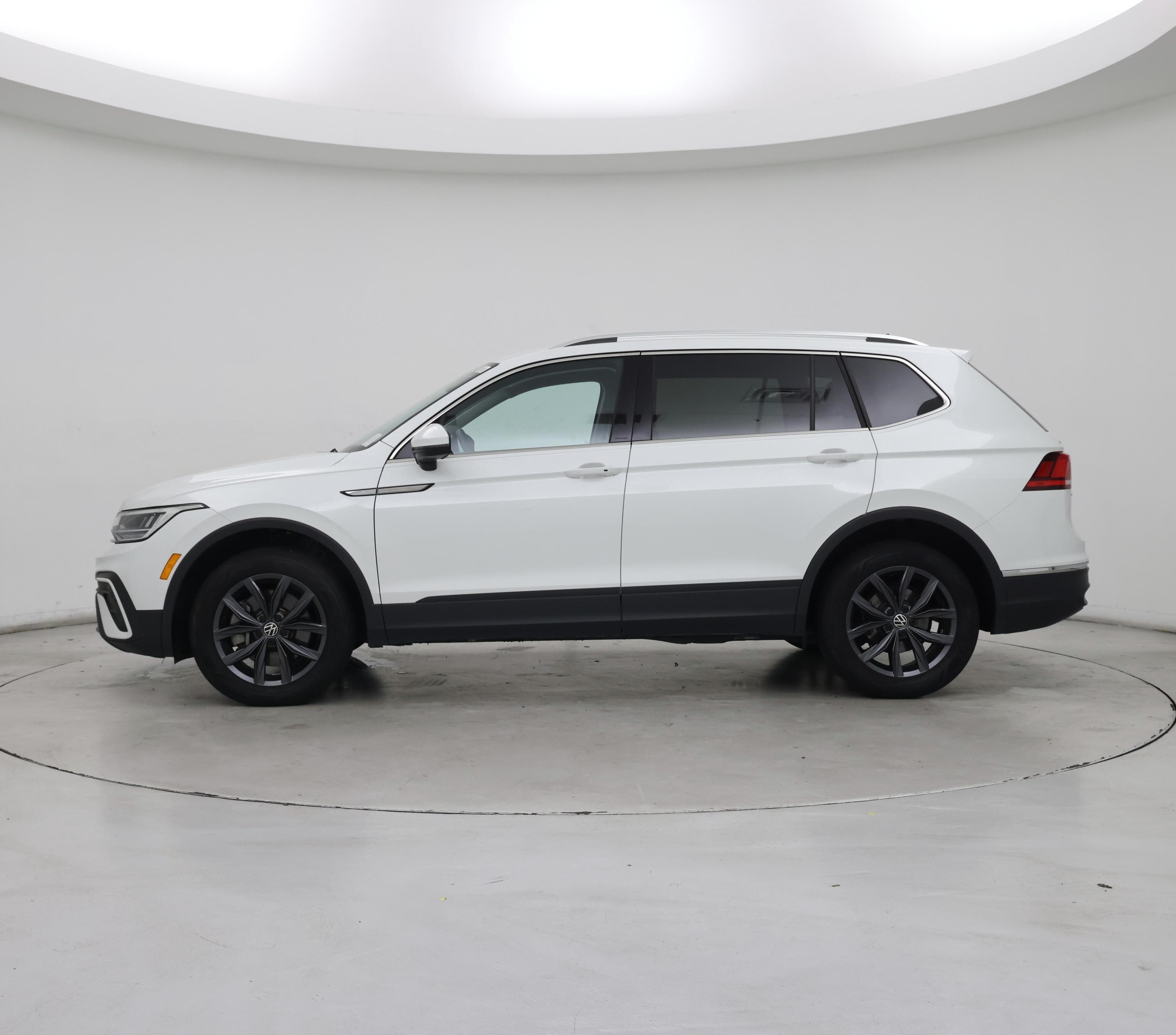 Thumbnail: 2023 Volkswagen Tiguan - 3