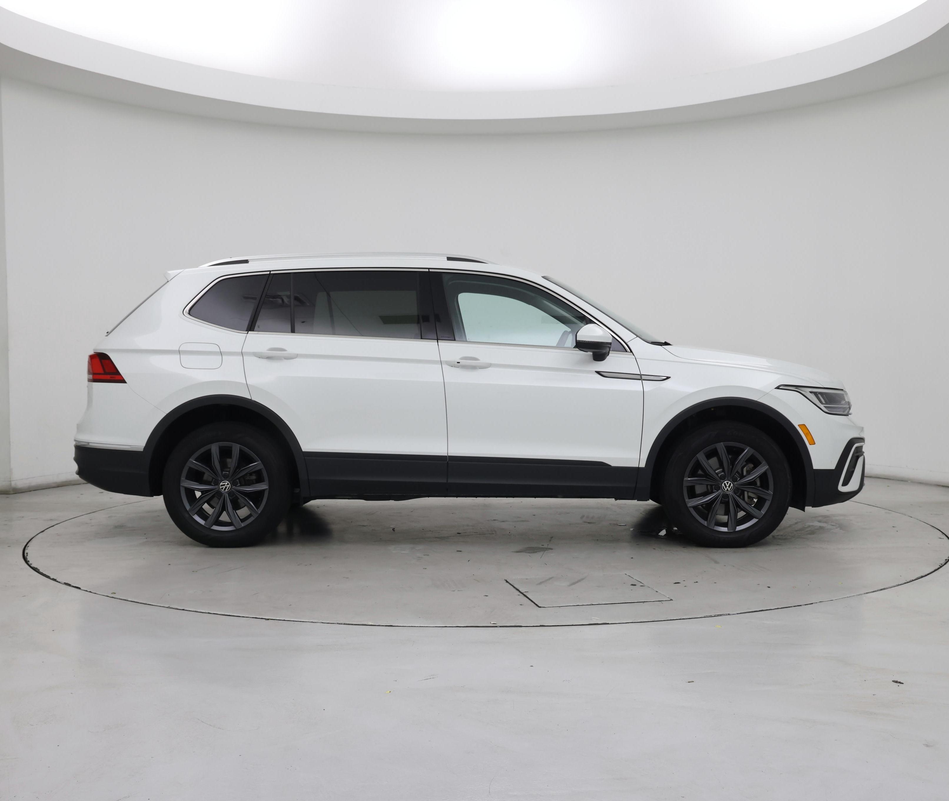 Thumbnail: 2023 Volkswagen Tiguan - 7