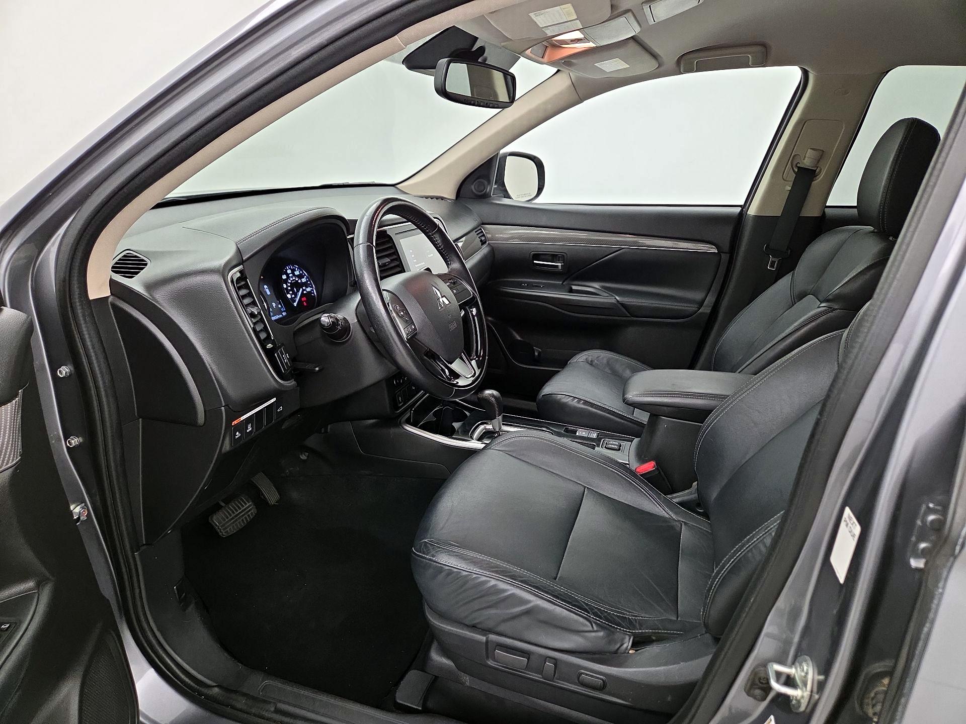 Thumbnail: 2020 Mitsubishi Outlander - 11