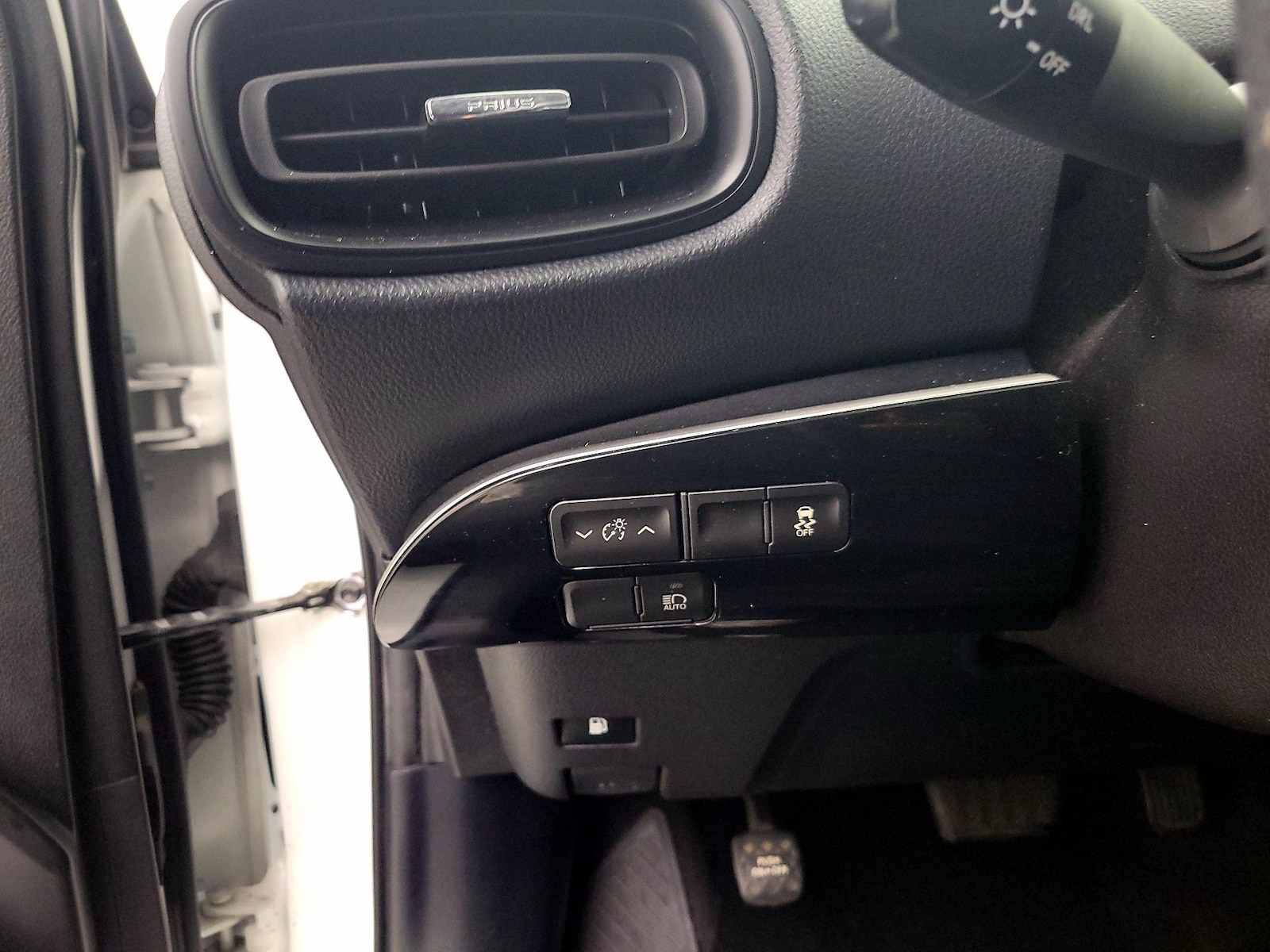2019 Toyota Prius L Eco - Photo 14