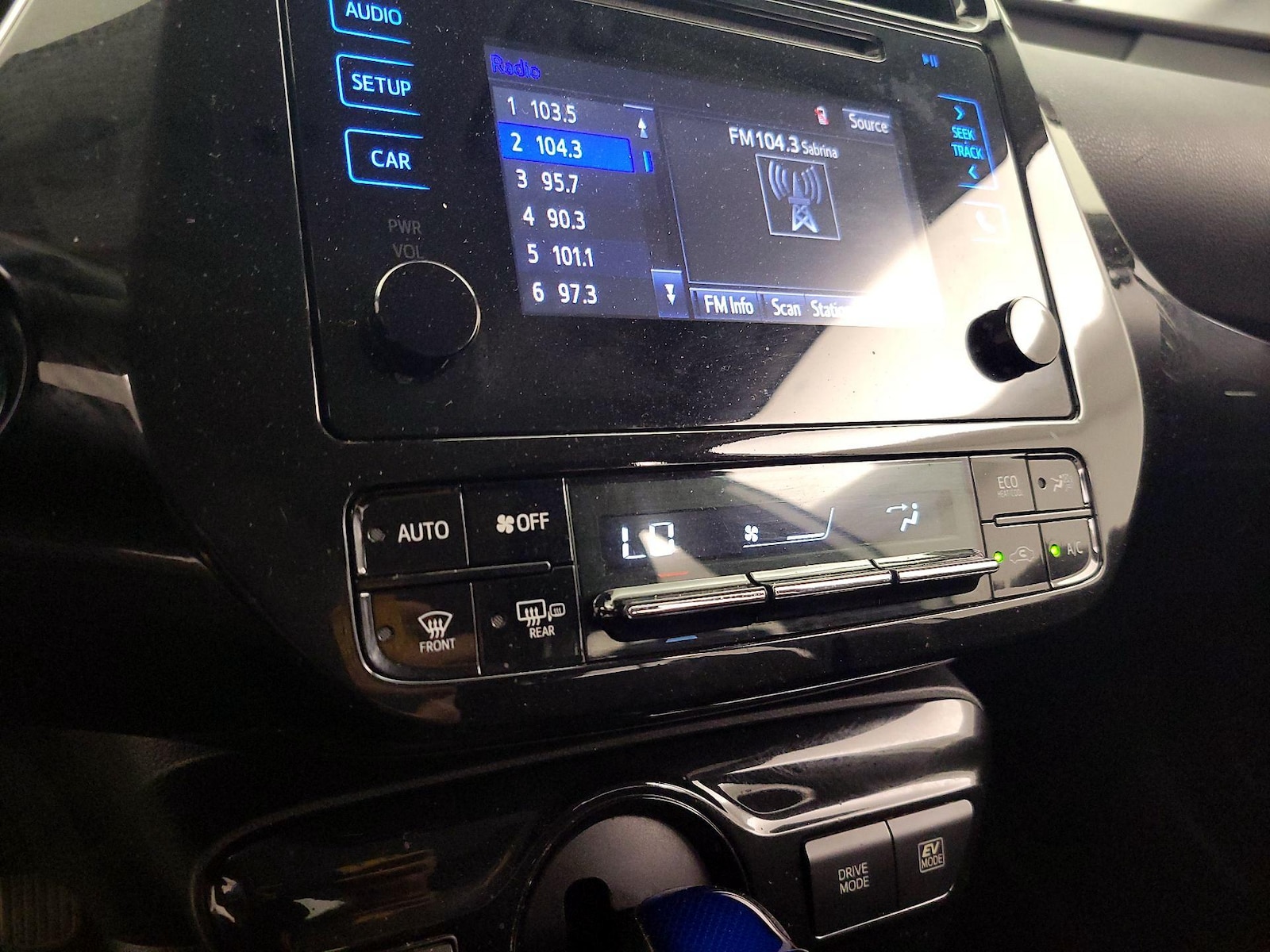2019 Toyota Prius L Eco - Photo 17