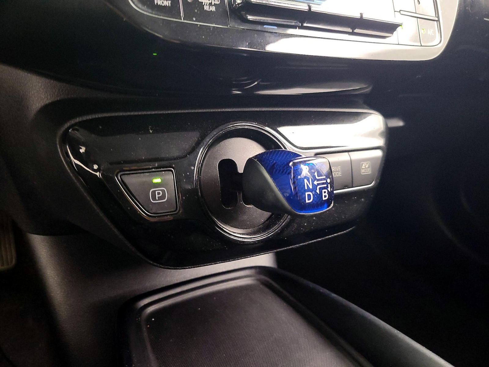 2019 Toyota Prius L Eco - Photo 18