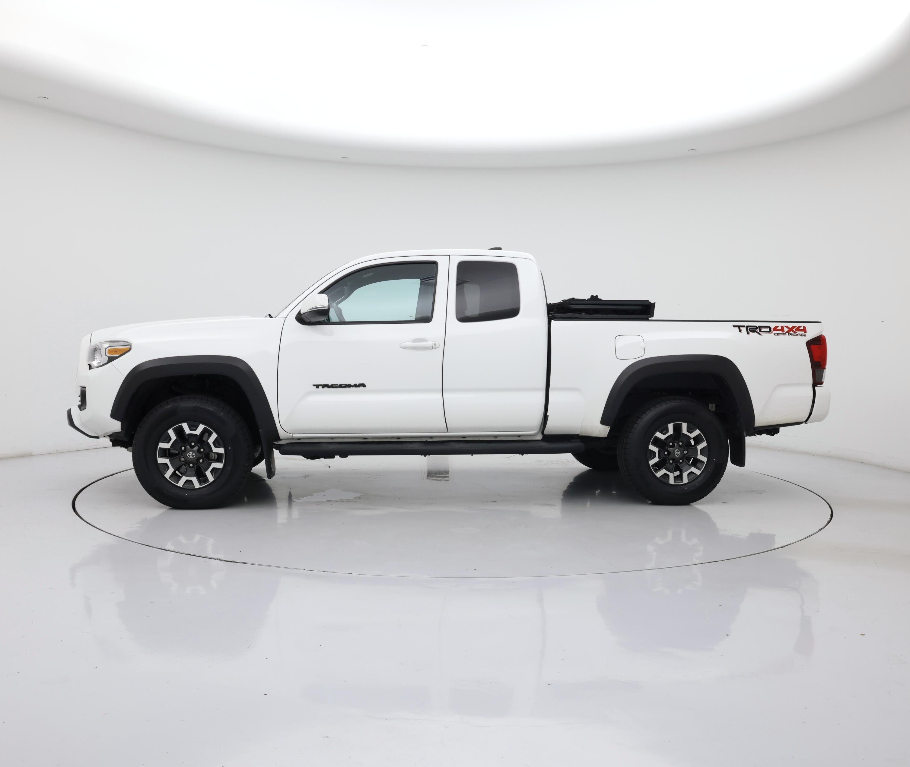 Thumbnail: 2019 Toyota Tacoma - 3