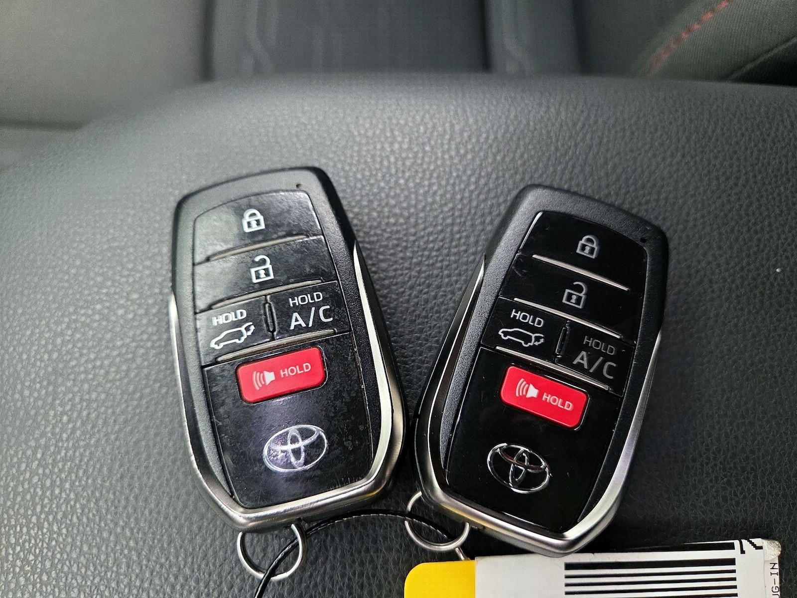2025 Toyota RAV4 SE - Photo 23