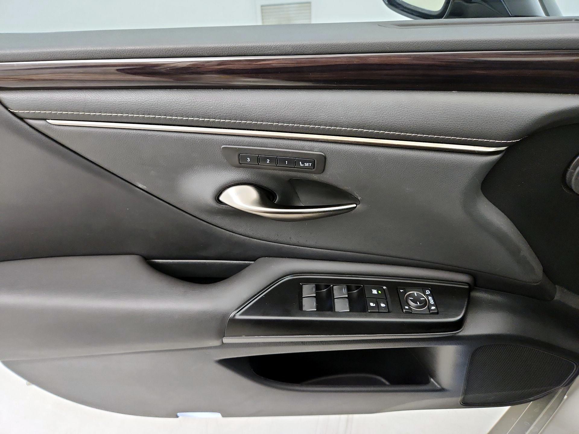 Thumbnail: 2020 Lexus ES - 12