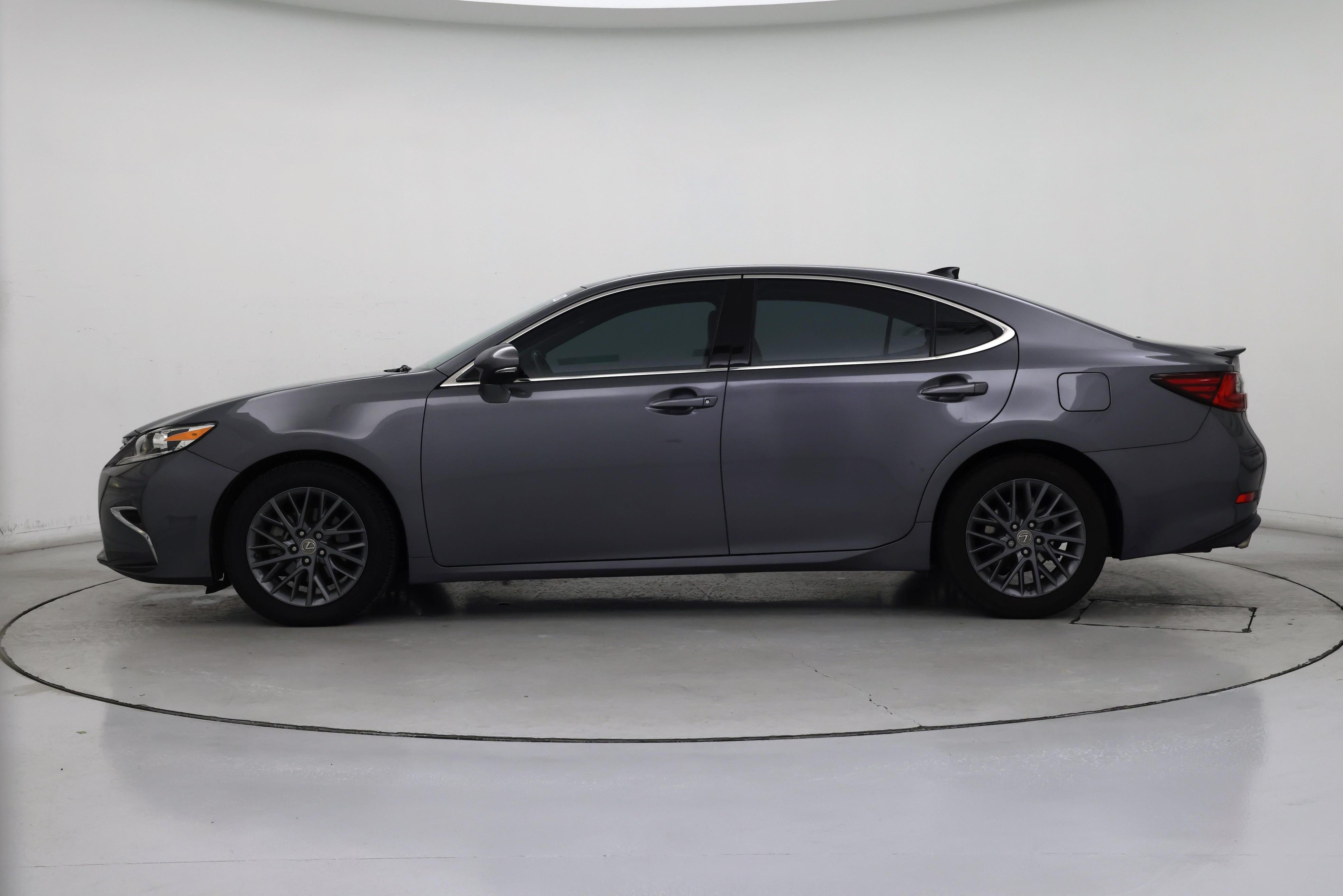 Thumbnail: 2018 Lexus ES - 3