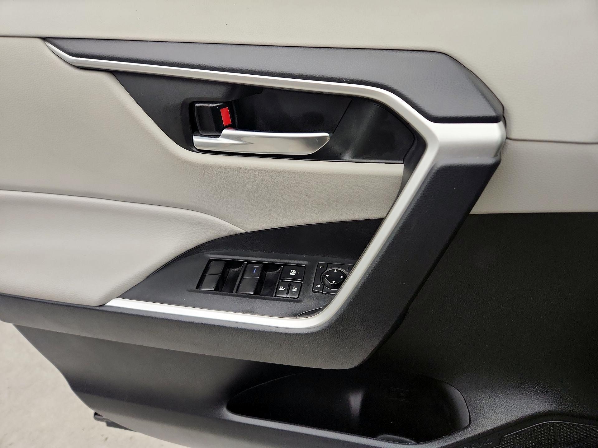 Thumbnail: 2021 Toyota RAV4 - 12