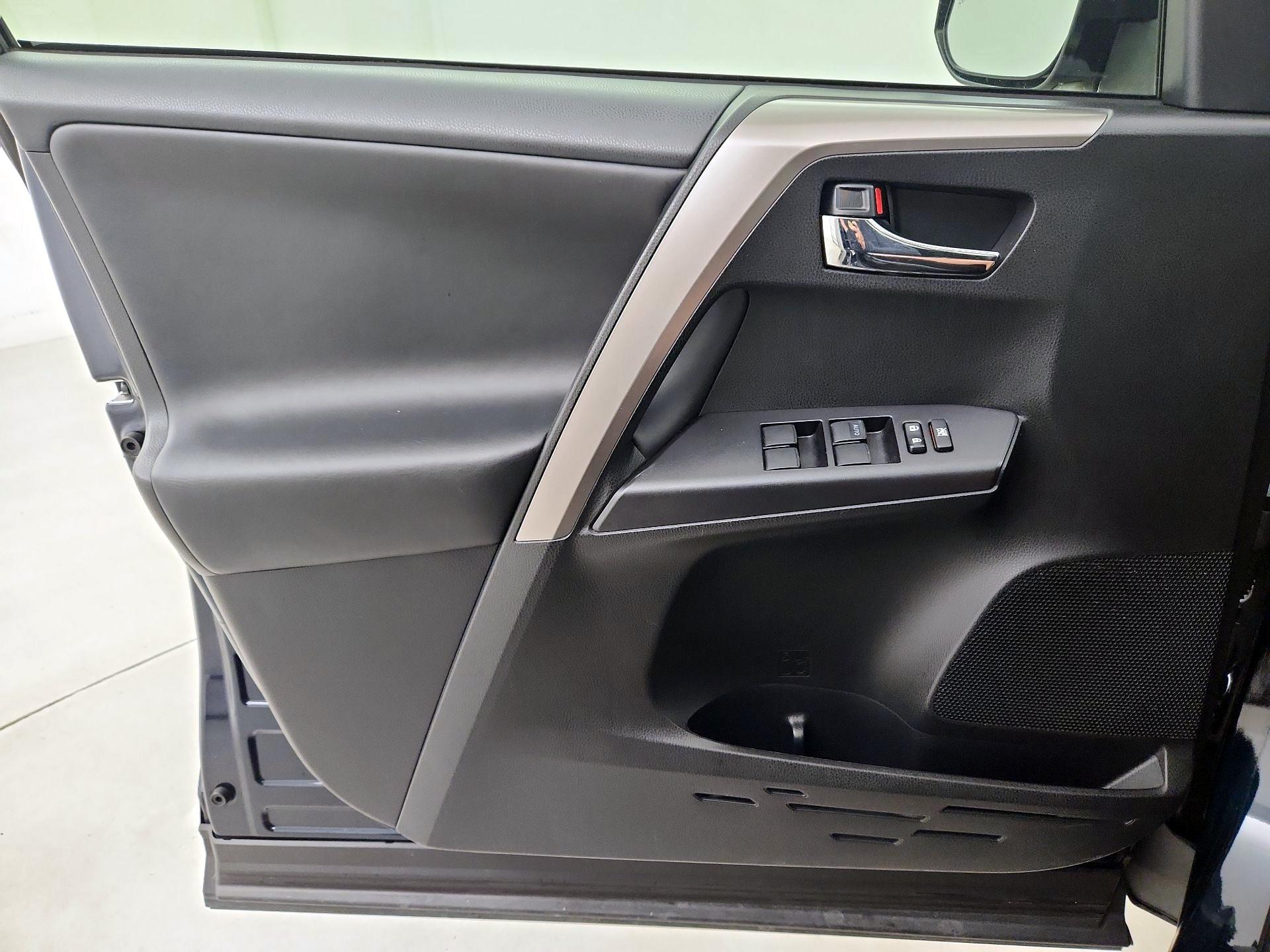 Thumbnail: 2018 Toyota RAV4 - 12