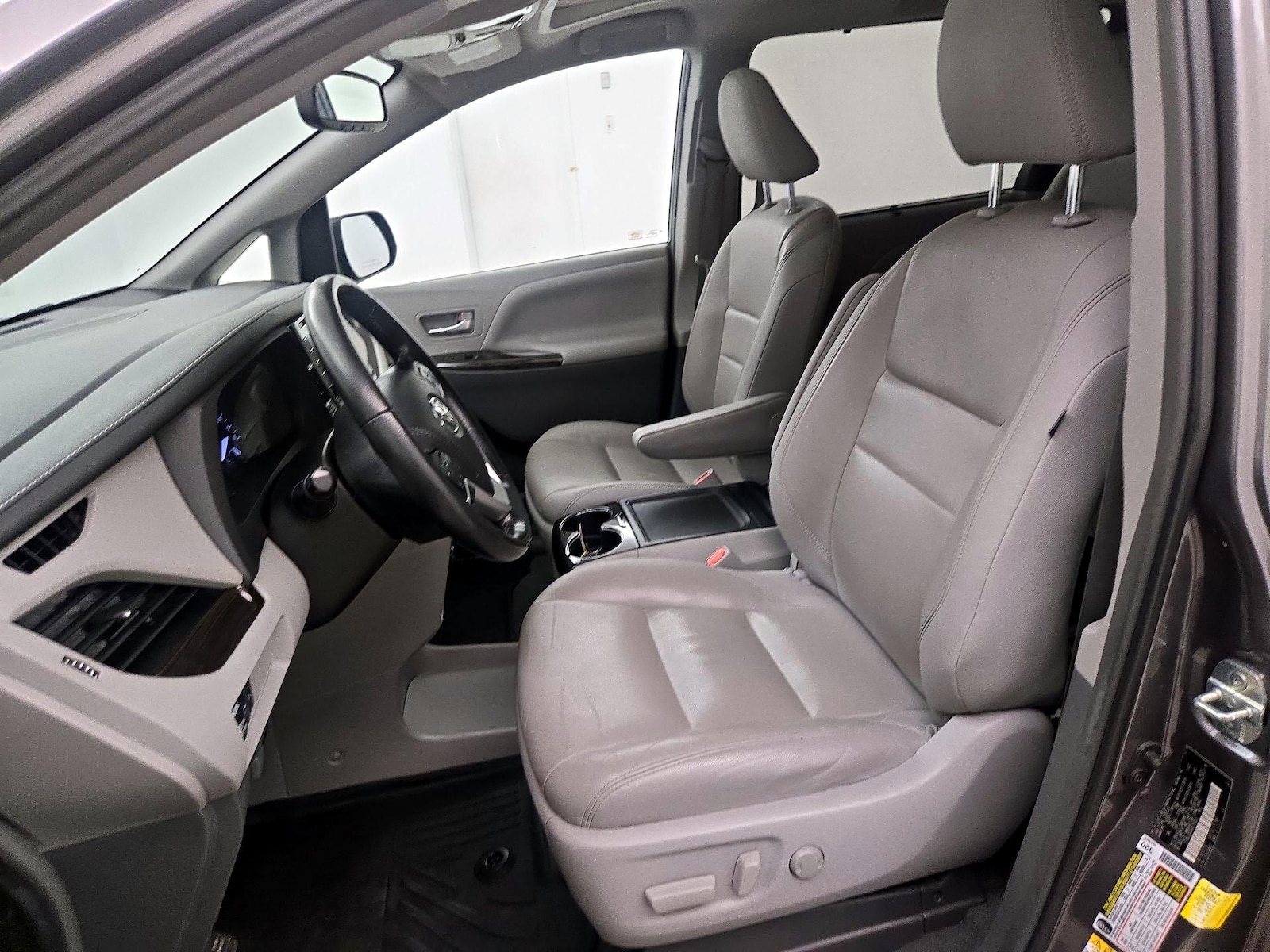 2019 Toyota Sienna XLE - Photo 12