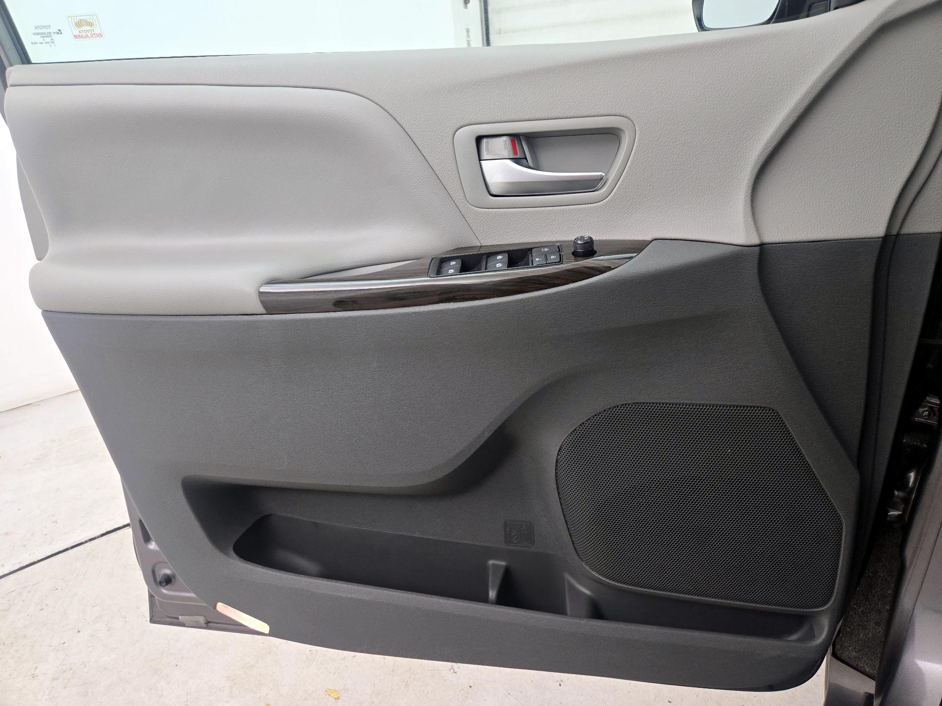 Thumbnail: 2019 Toyota Sienna - 12