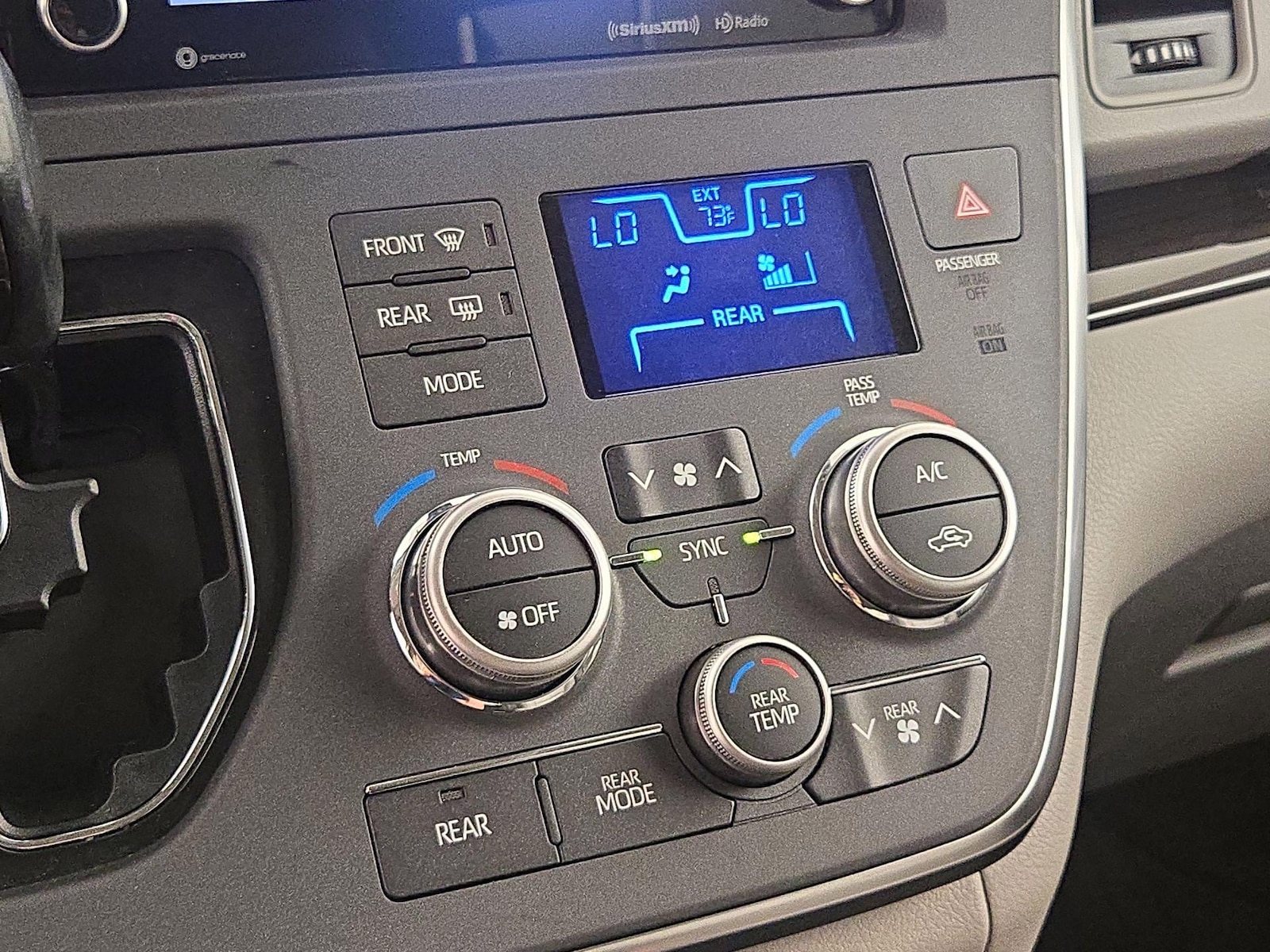2019 Toyota Sienna XLE - Photo 18